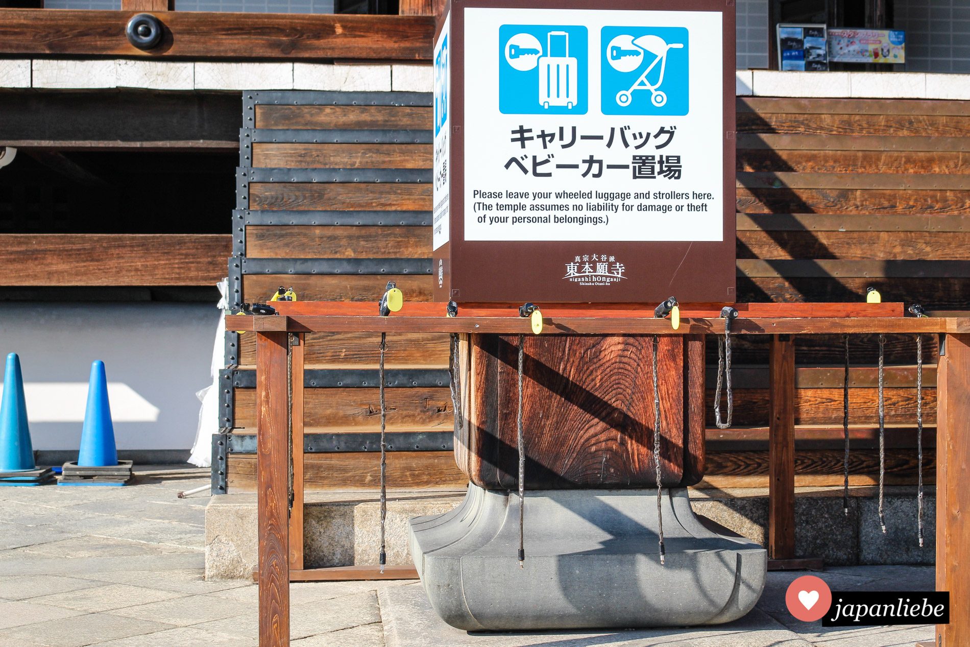 Am Hongan-ji-Tempel gibt es ganz zeitgemäß die Möglichkeit, Koffer und Kinderwägen vorübergehend sicher zu verstauen.