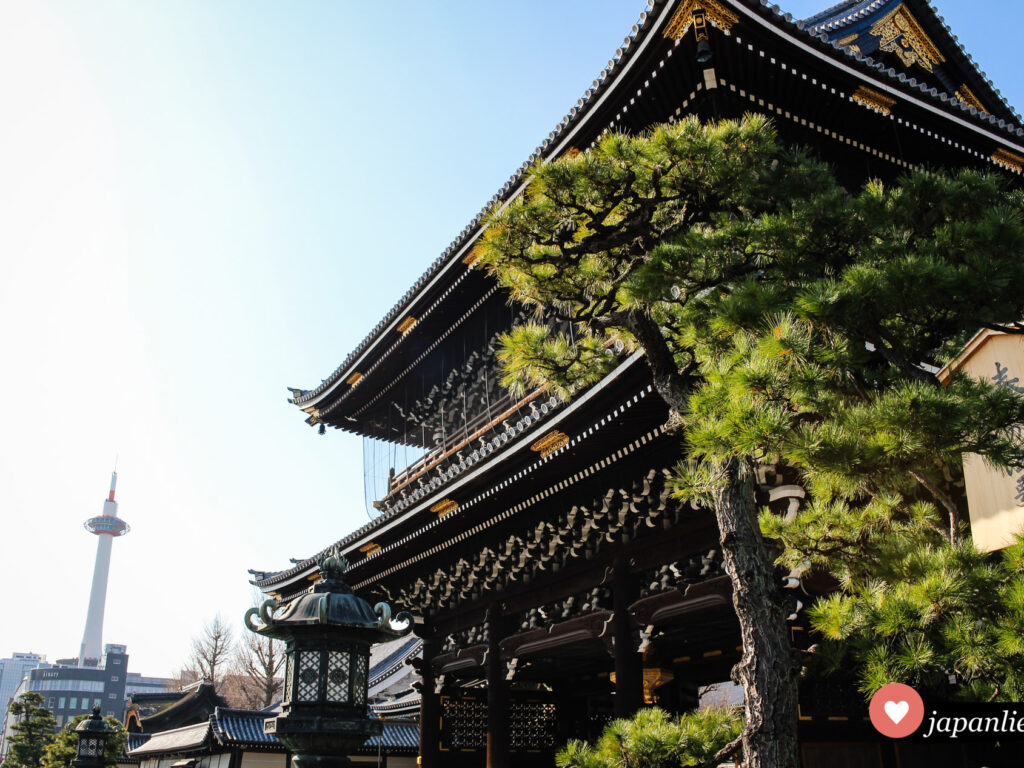 Der Hongan-ji-Tempel mit dem Kyōto Tower im Hintergrund.