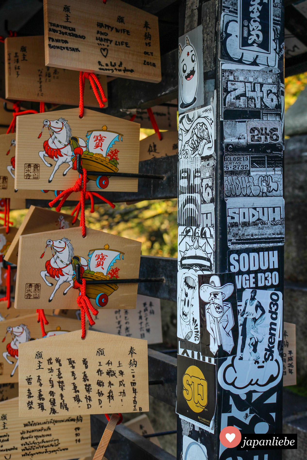 Neben ema-Wunschtafeln finden sich am Kiyomizu-dera-Tempel in Kyōto viele moderne senjafuda-Pilgersticker.