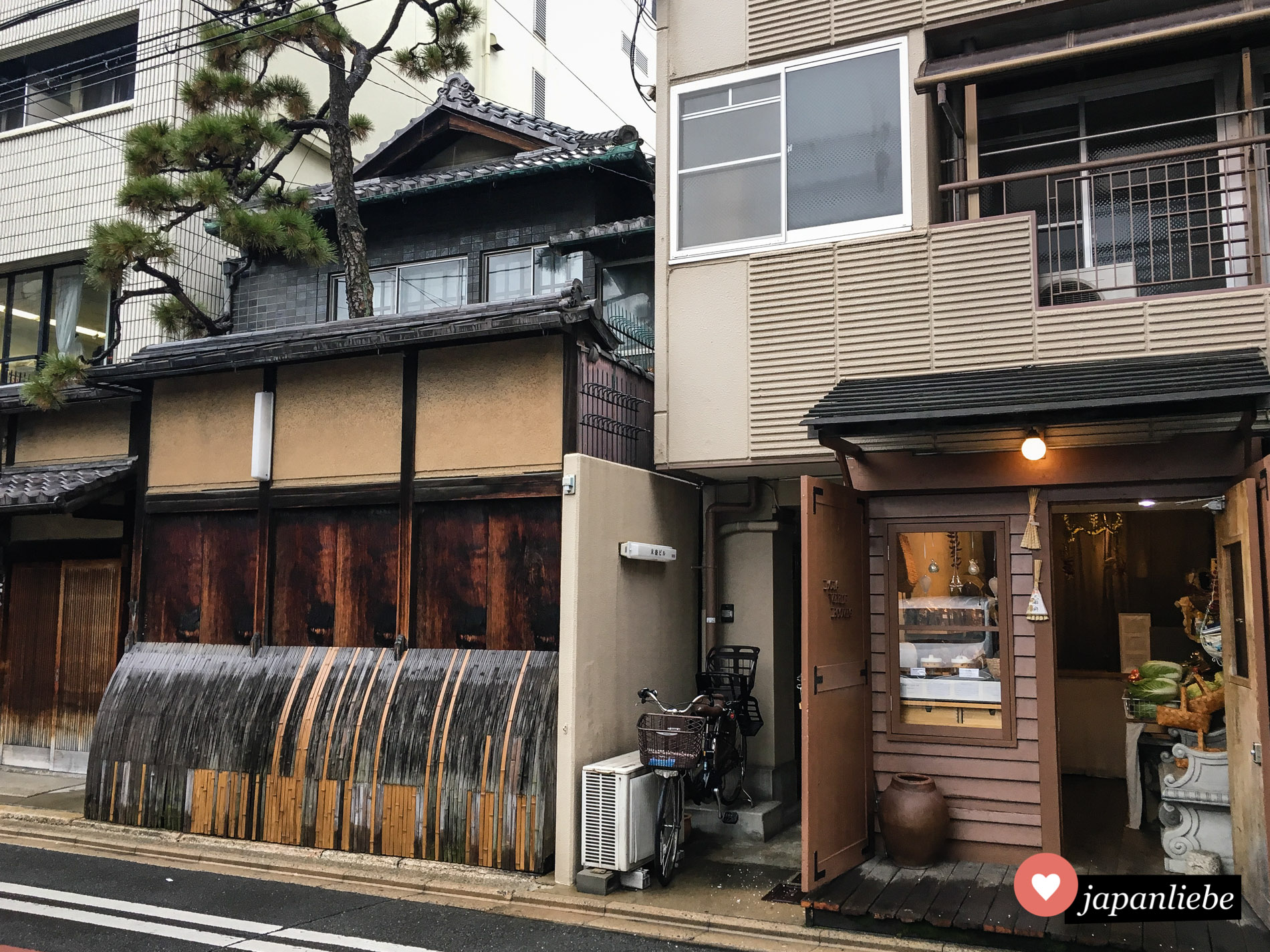 Traditionelle neben moderner Architektur ist in Kyōto keine Seltenheit.