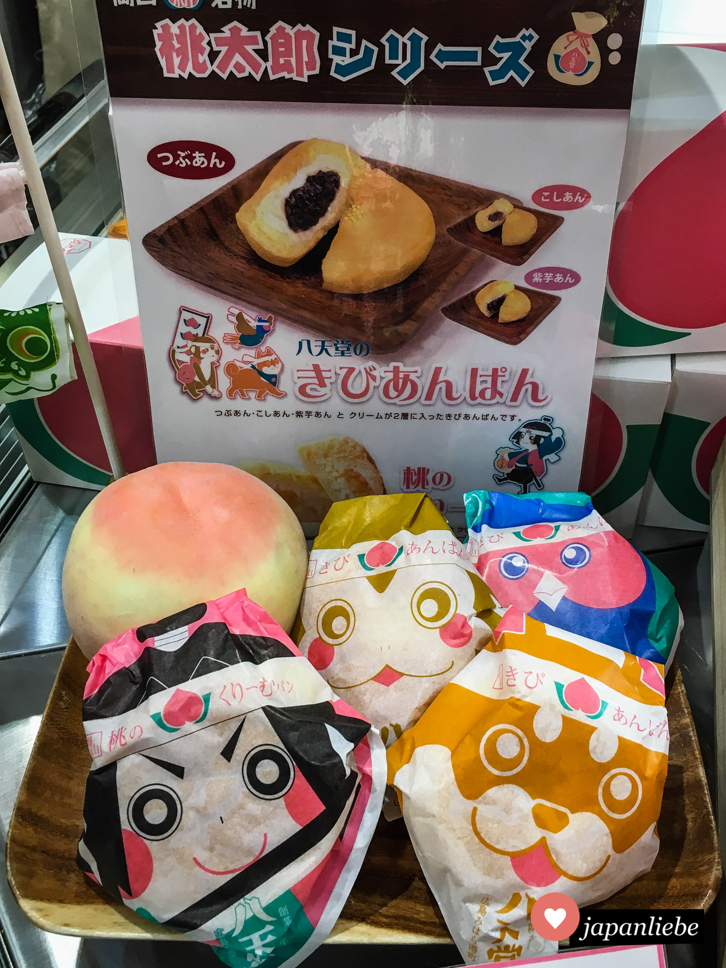 Nicht nur kibidango haben in Okayama ein Momotarō-Design. Auch kibianpan-Brötchen gefüllt mit roter Bohnenpaste kommen in entsprechender Verpackung.