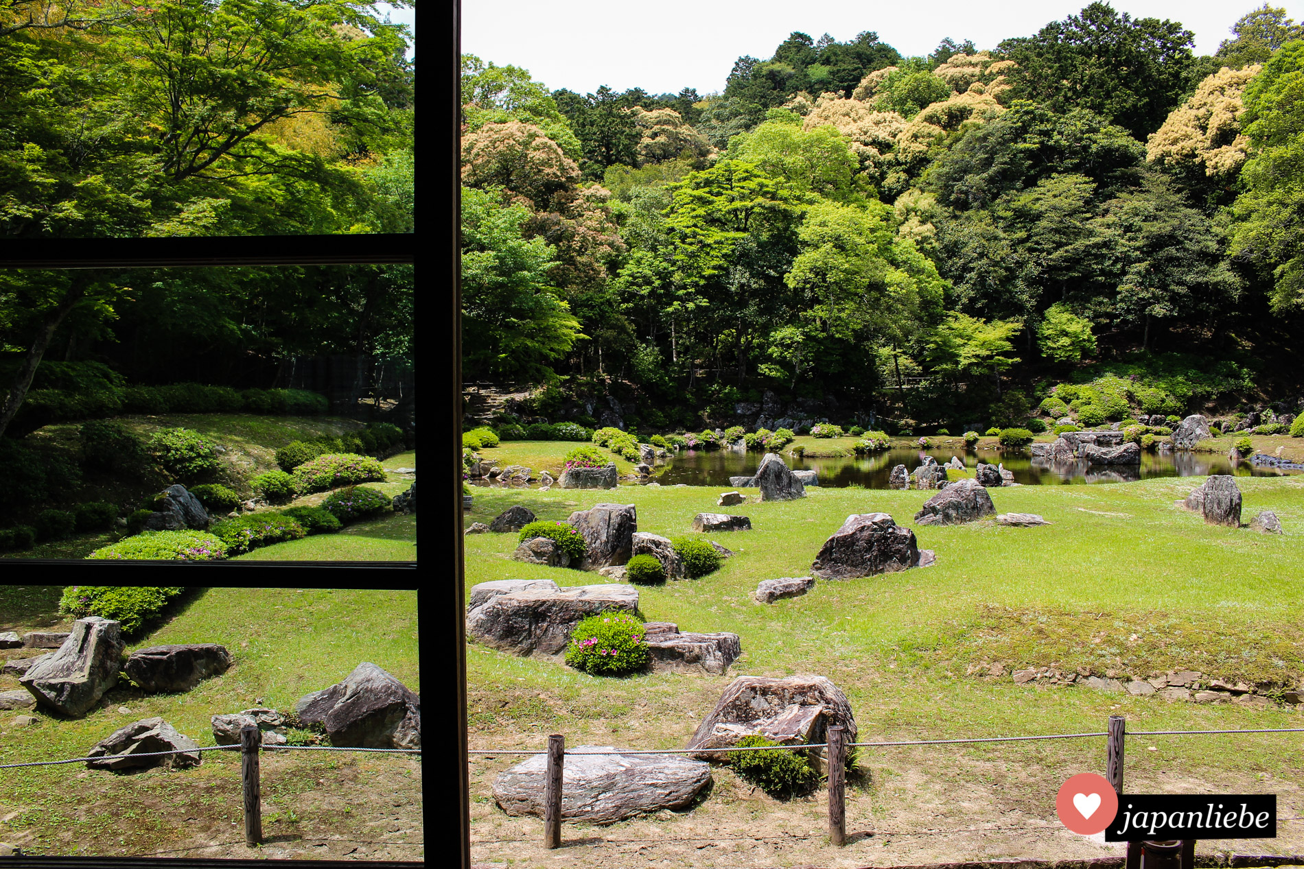 Ein Garten wie ein Gemälde. Blick aus dem Jōei-ji-Tempel auf den Sesshu-tei-Garten.