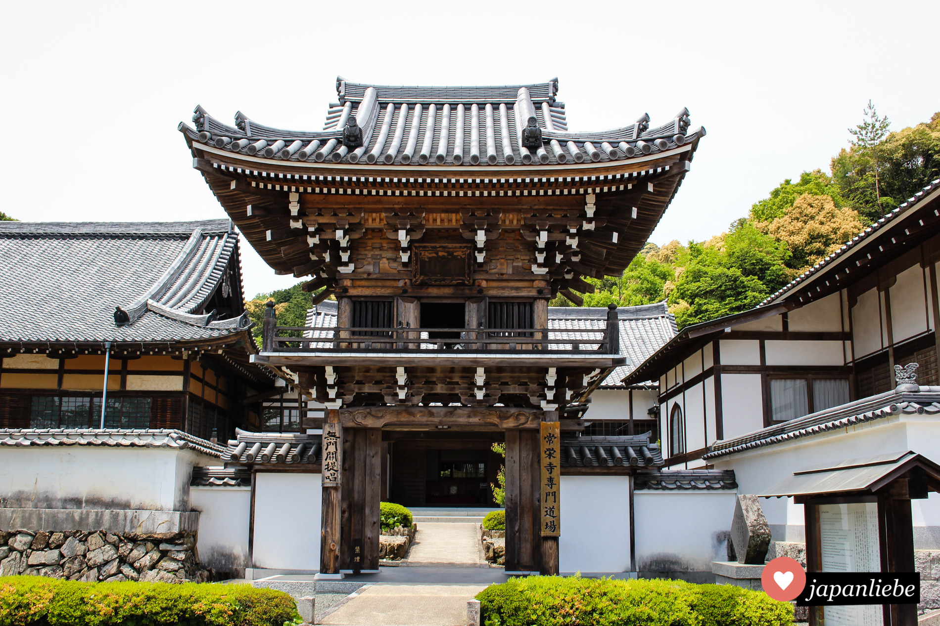 Das imposante Eingangstor des Jōei-ji-Tempels in Yamaguchi.