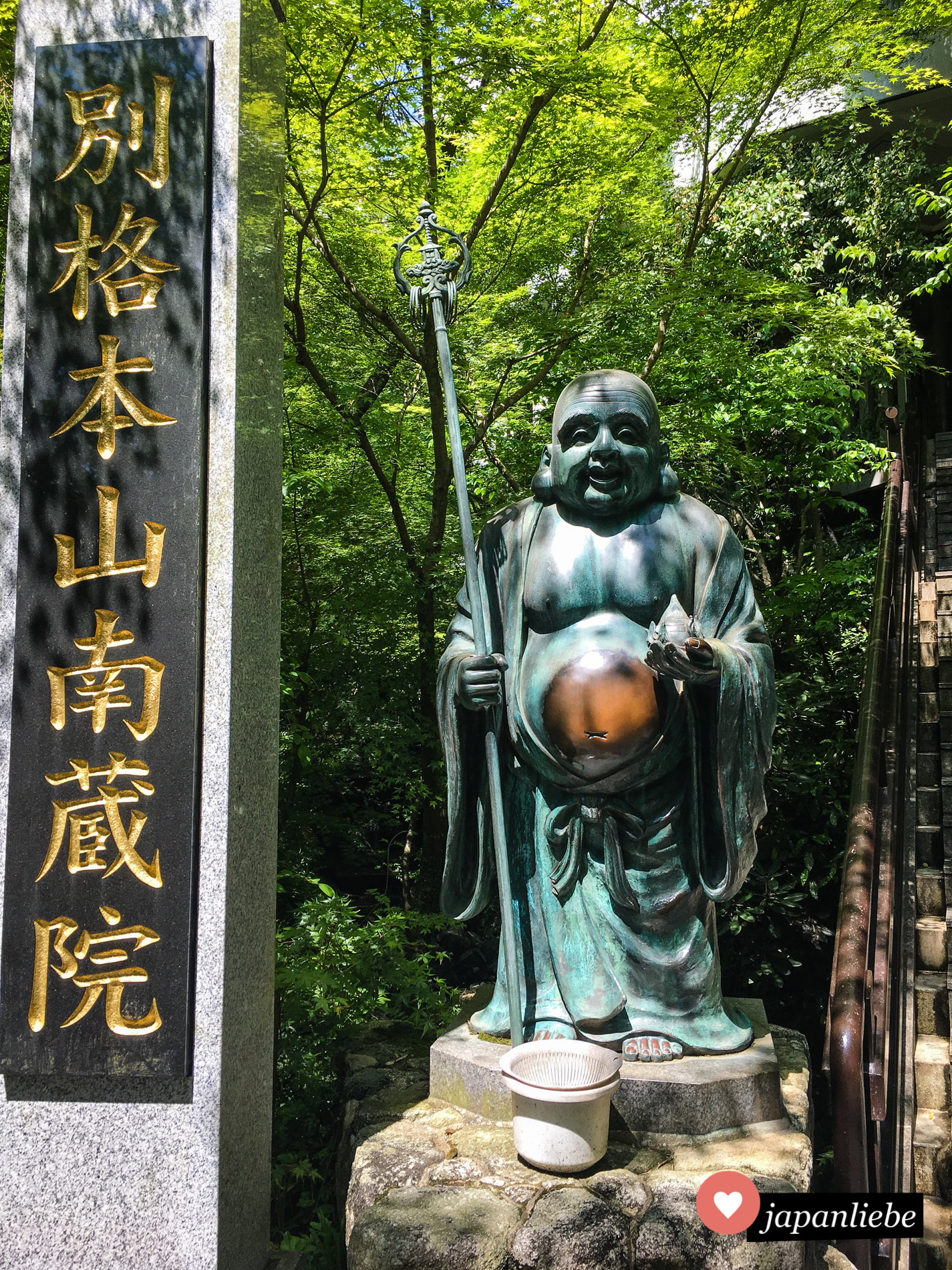 Am Eingang zum Nanzo-in-Tempel reiben die Besucher oft den Bauch der Statue für etwas mehr Glück.