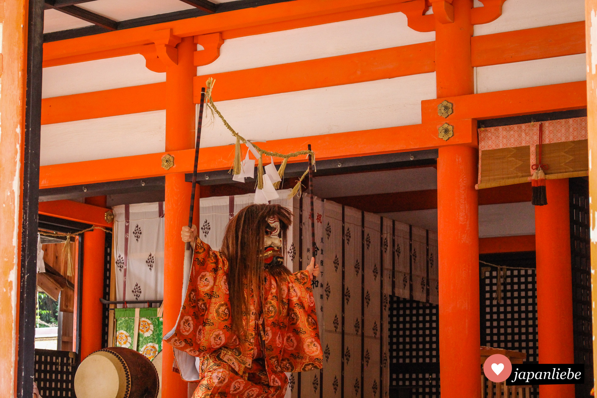 Eine kagura-Aufführung am Hinomisaki-Schrein in Izumo.