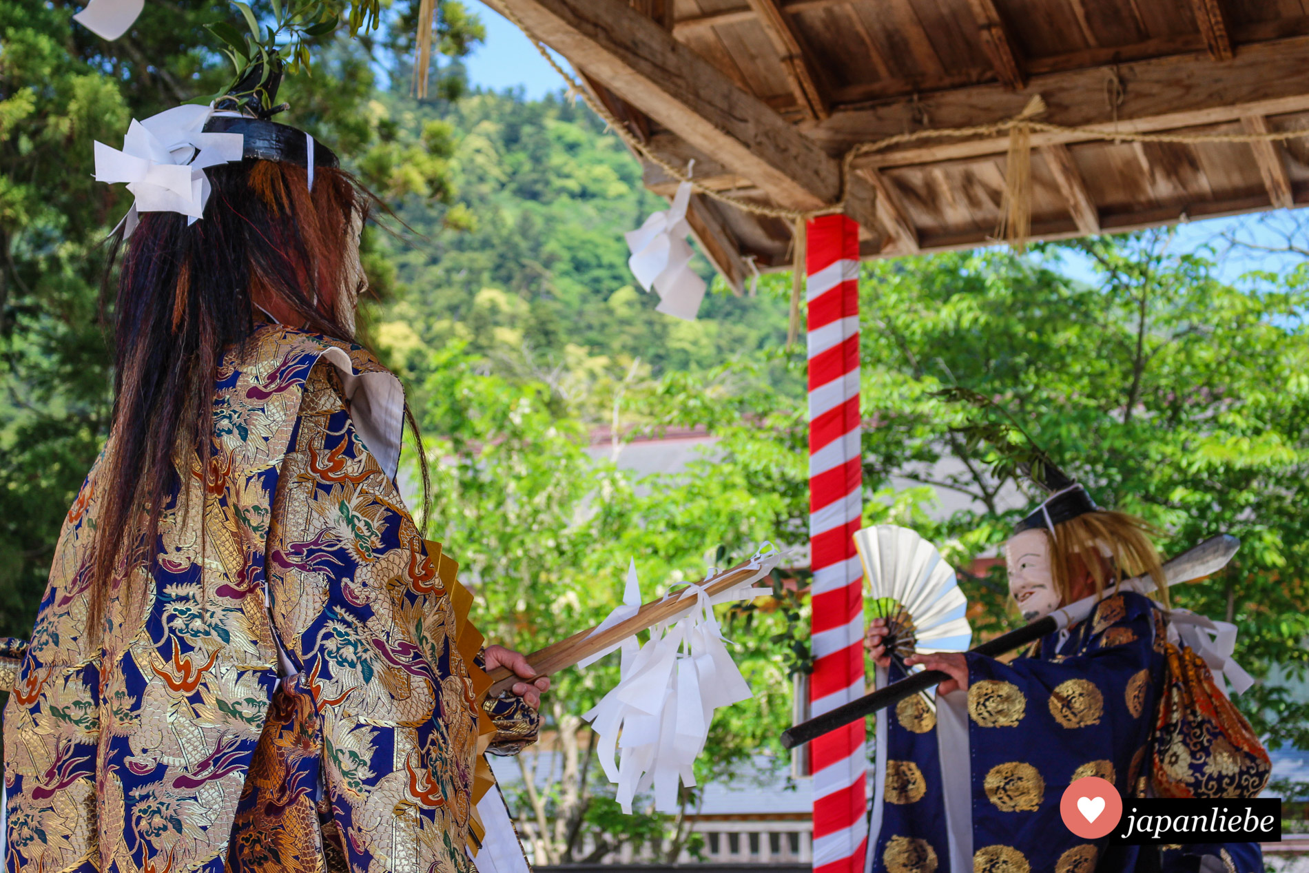 Die Bewegungen beim Izumo-kagura sind streng ritualisiert und hundertfach eingeübt.