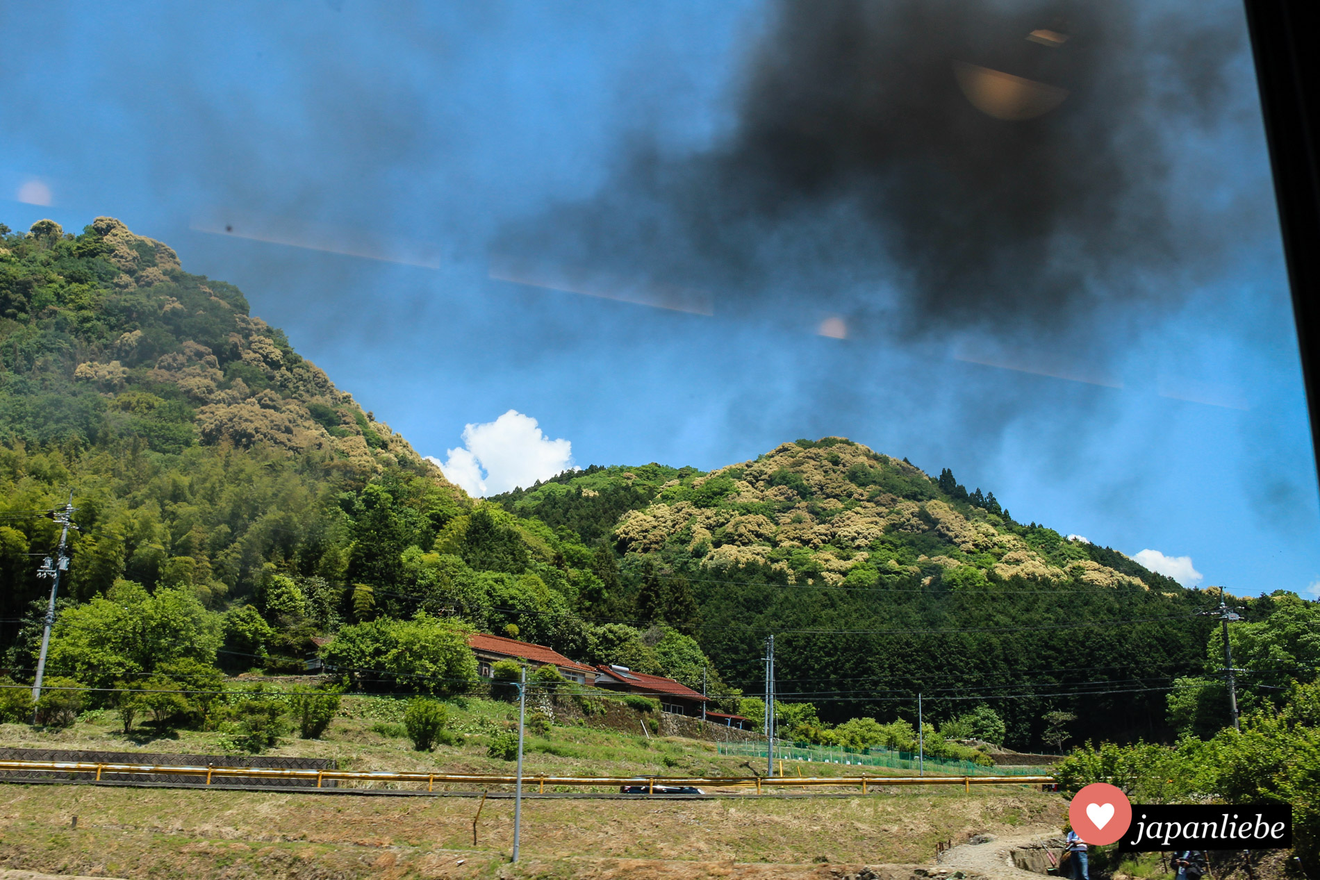 Rauchschwaden und Trainspotter, die versuchen, ein gutes Bild der SL Yamaguchi zu erhaschen.