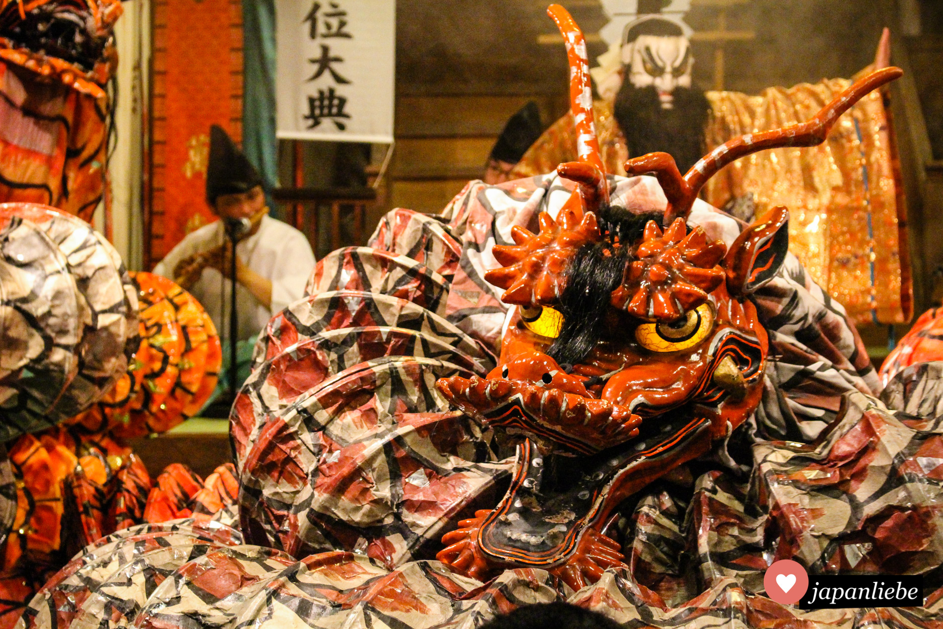 Pompöse Kostüme und schaurige Masken. Das Iwami-kagura-Theater weiß, wie man das Publikum zum Staunen bringt.