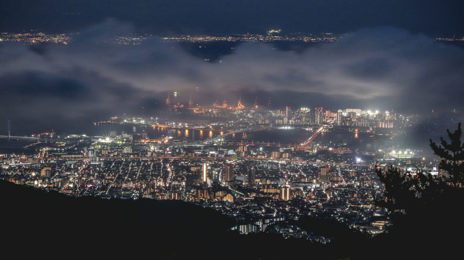 Blick von den Rokkōbergen über Kobe bei Nacht. (Foto: Ethan Hu, Unsplash https://unsplash.com/photos/S--4e_Q-wMk)