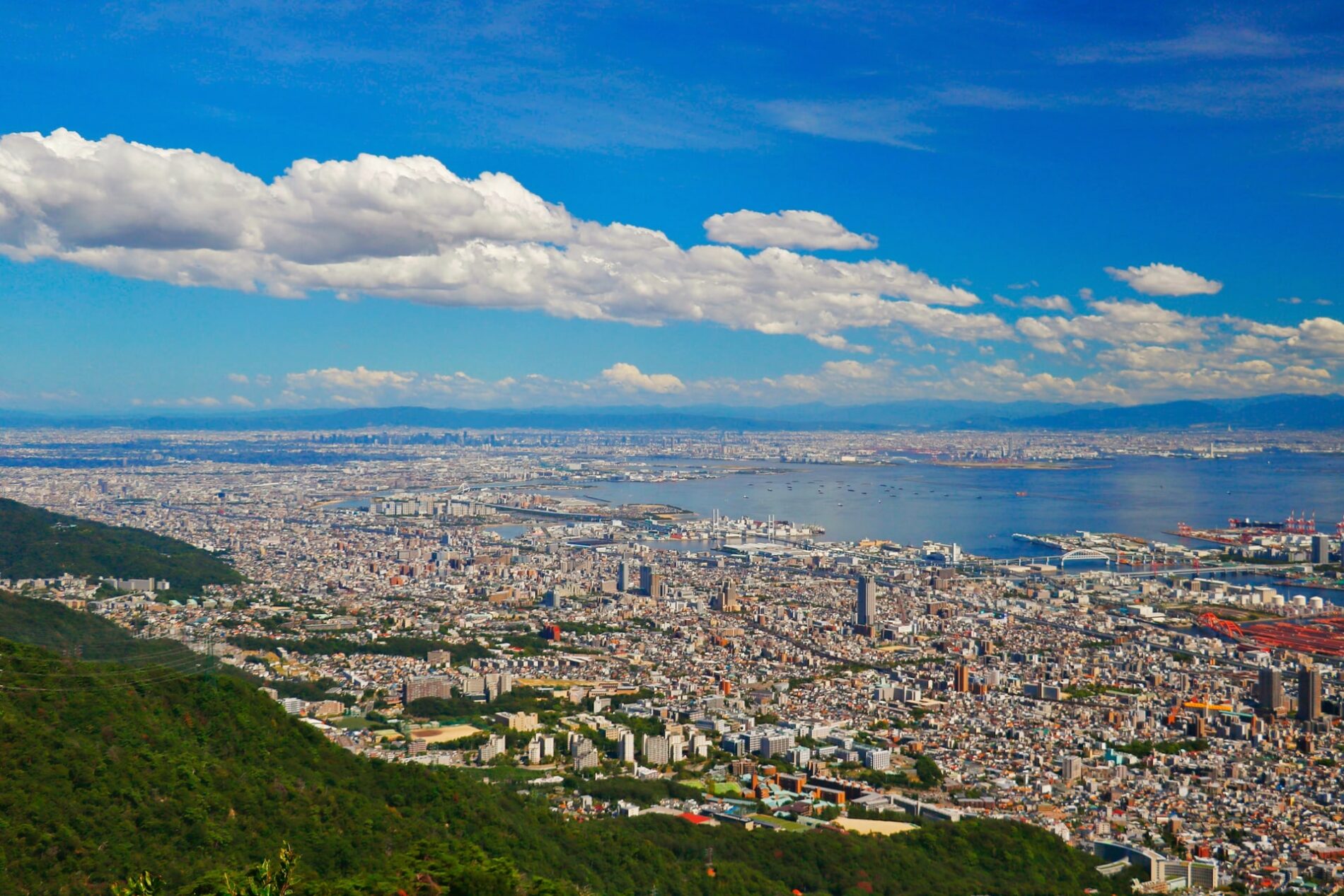 Traumhaftes Panorama über Stadt und Meer von Kobes Hausberg, dem Rokkō, aus. (Foto: Sugarman Joe, Unsplash https://unsplash.com/photos/i2hZtvsvpjQ)