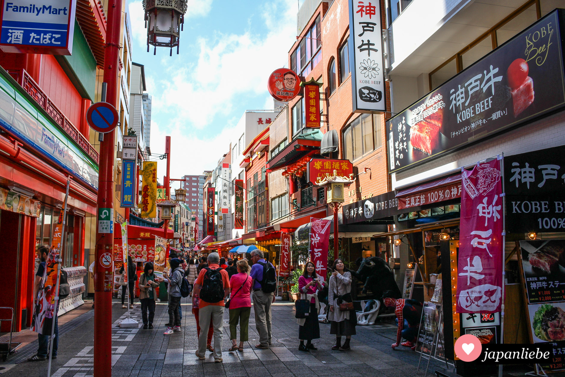 Rot, Gold, Jadegrün. Man erkennt sofort, sobald man in Kobe in Chinatown gelandet ist.