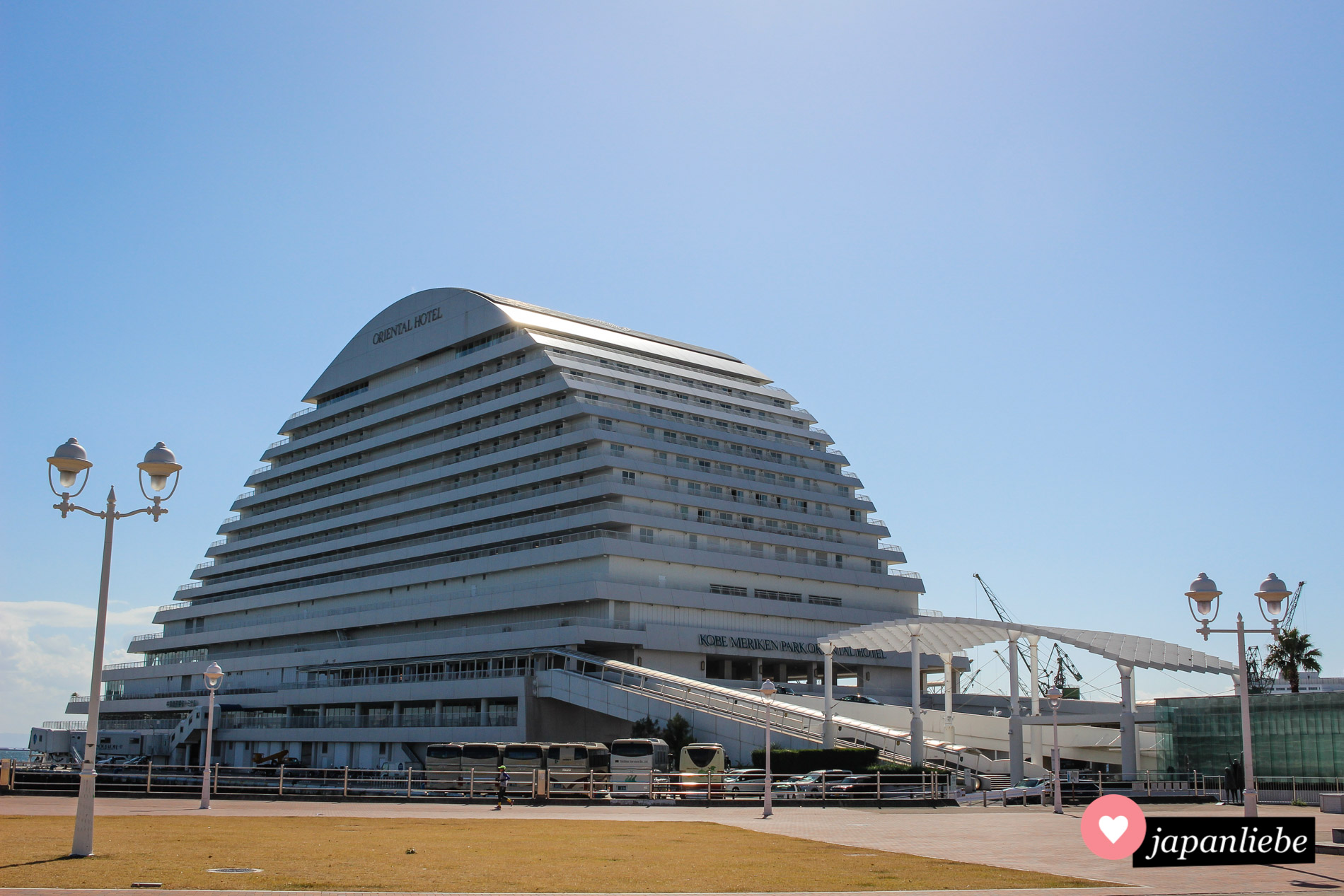 Das Meriken Park Oriental Hotel erinnert mich ins einer Form an ein Kreuzfahrtschiff oder eine Fähre, die gerade beladen wird.