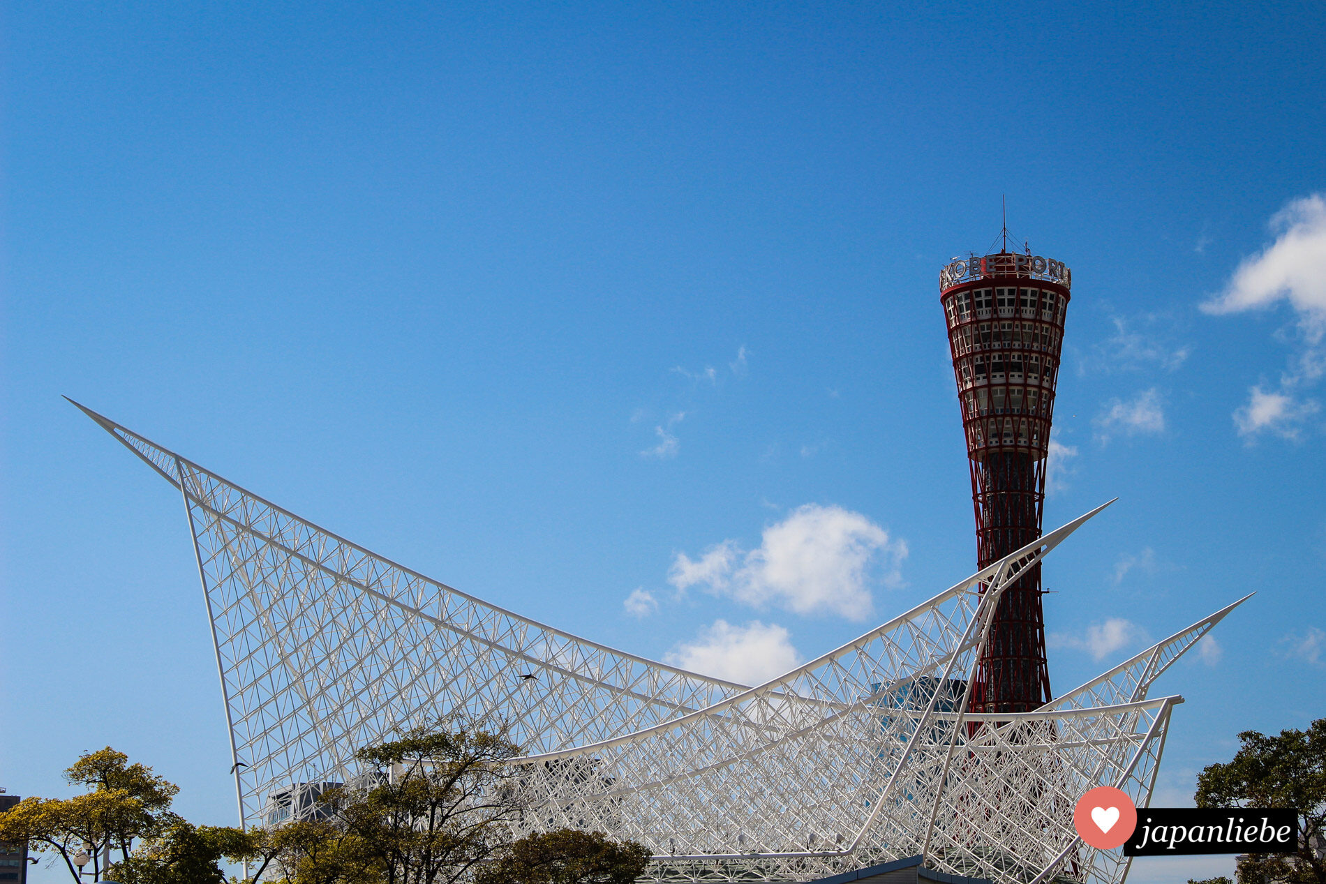 Der Kobe Port Tower und das Maritime Museum.