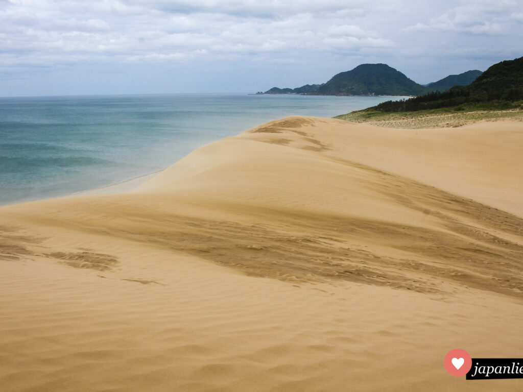 Die Sanddünen von Tottori grenzen direkt ans Japanische Meer.