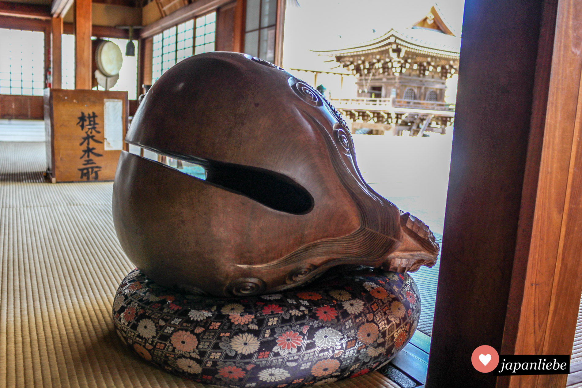 Dieser große Holzfisch befindet sich im Jōei-ji-Tempel in der Stadt Yamaguchi.