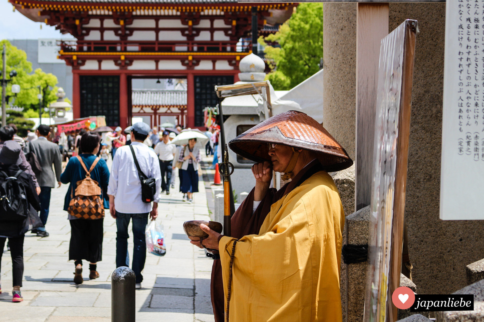 Ein Bettelmönch am Shitennō-ji-Tempel in Ōsaka.
