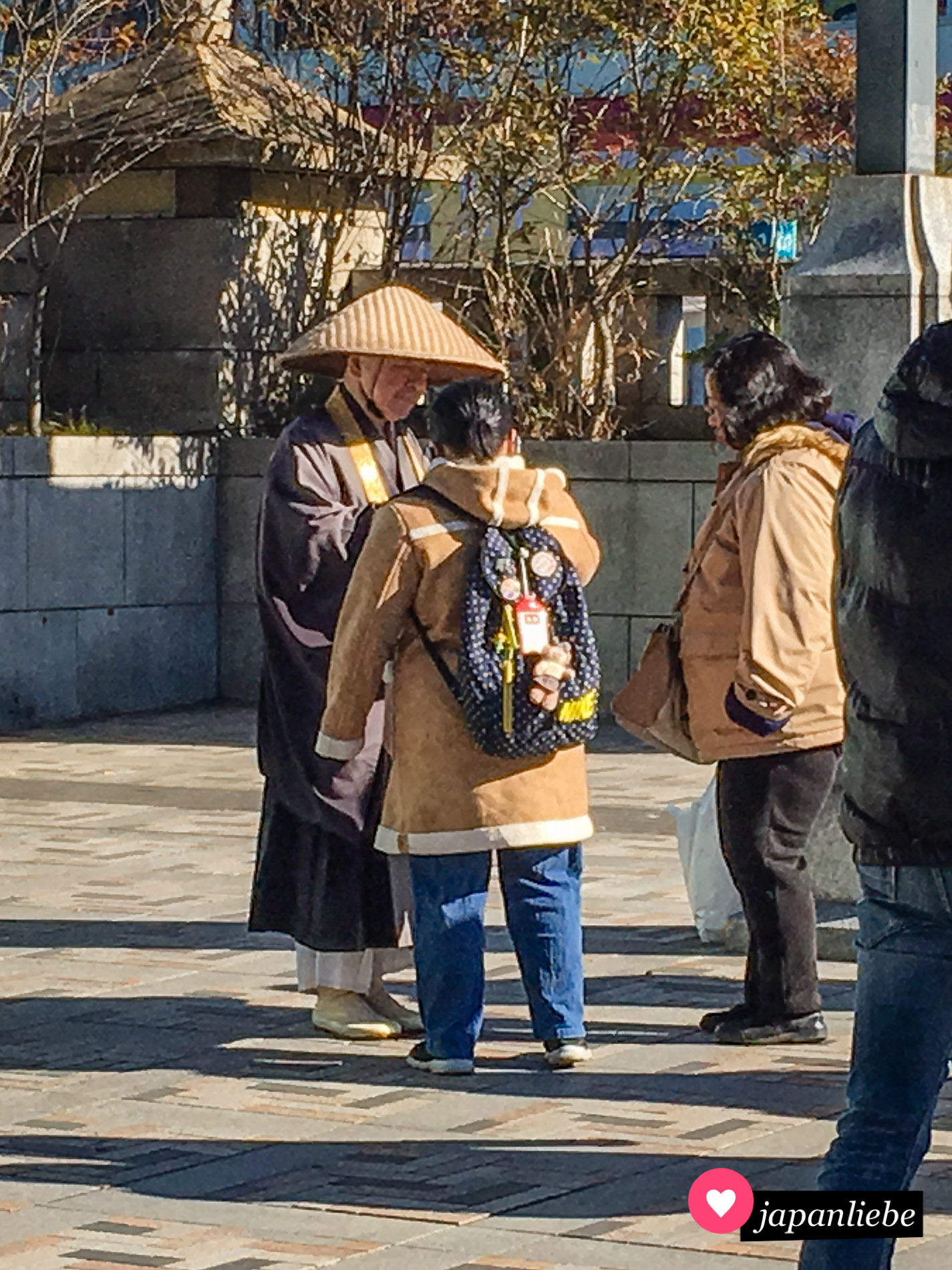 Vermutlich eher Fake: ein Bettel-"Mönch" am Meiji-Schrein in Tōkyō.