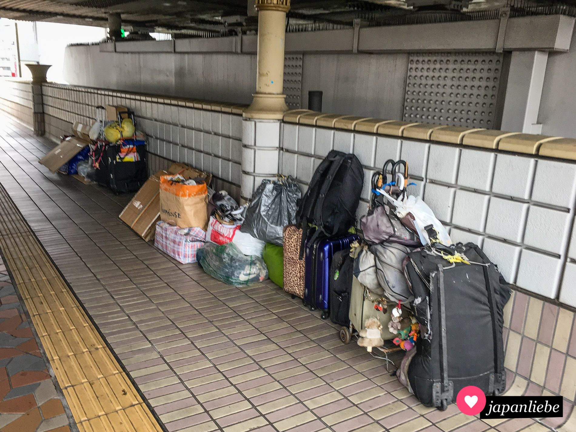 Obdachlosigkeit wird in Deutschland oft mit Bettler gleichgesetzt. In Japan ist Betteln gesetzlich verboten. Die sogenannten "Homeless" halten sich anders über Wasser. Das Hab und Gut sieht man oft unter Brücken oder in öffentlichen Parks.