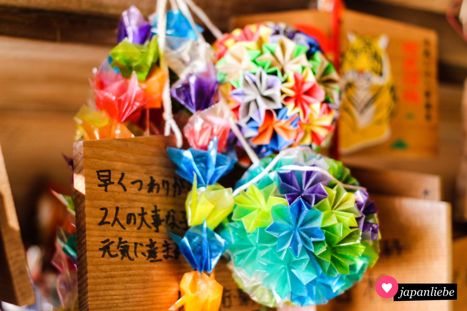 kusudama neben gefalteten Kranichen.