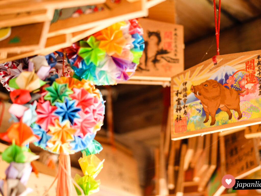 origami-Kugeln neben hübschen ema-Wunschtafeln am Warei-Schrein, Uwajima.