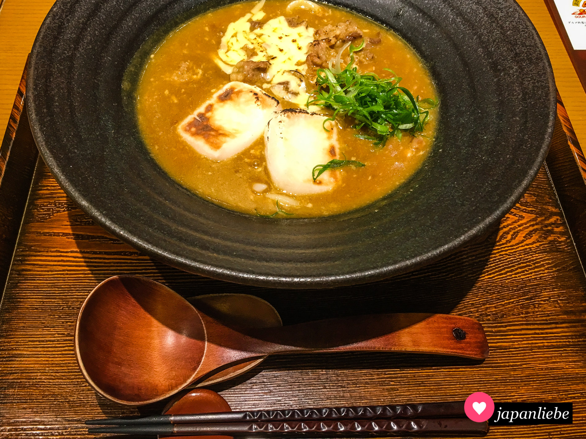 Macht Curry Udon noch herzhafter: ein Topping aus gegrilltem Mochi und Käse.