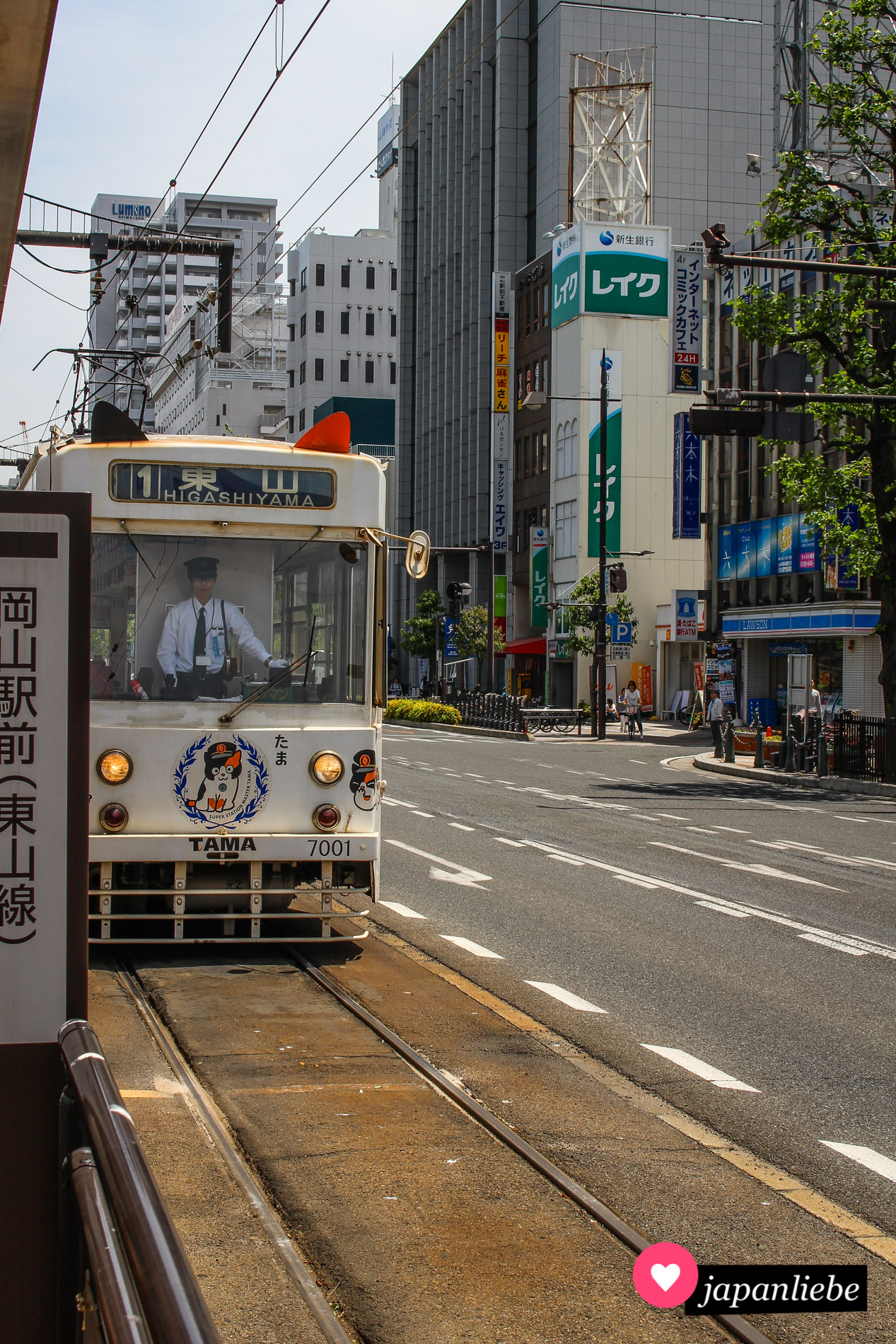 Die Katzentram in Okayama fährt am Hauptbahnhof ein.