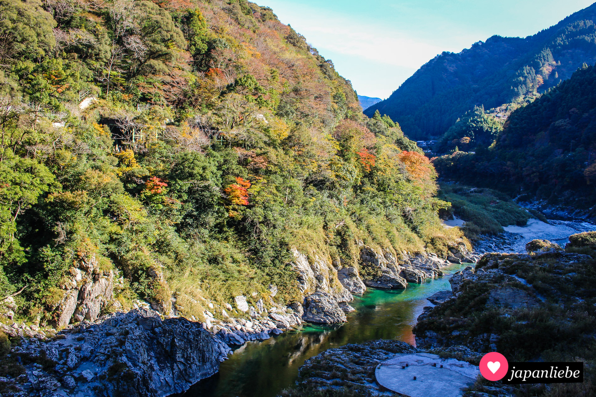 Der Yoshino-Fluss im Iya-Tal lädt zu einer Bootsfahrt ind ie Oboke-Schlucht ein.