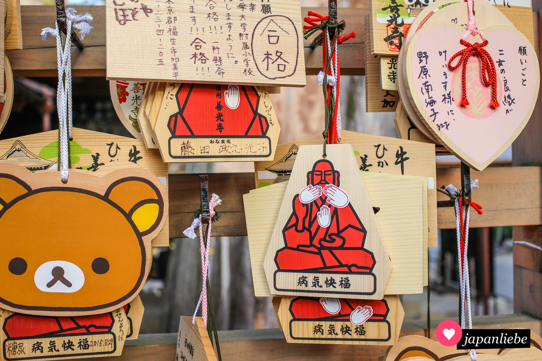 Auf dieser ema-Wunschatfeln am Zenkō-ji-Tempel in Nagano kann man mit Stickern markieren, für welchen Teil des Körpers man sich Heilung erbittet.