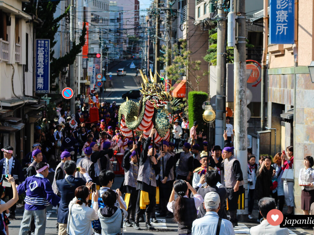 Ein Drachentanz beim Nagasaki Kunchi Fest.