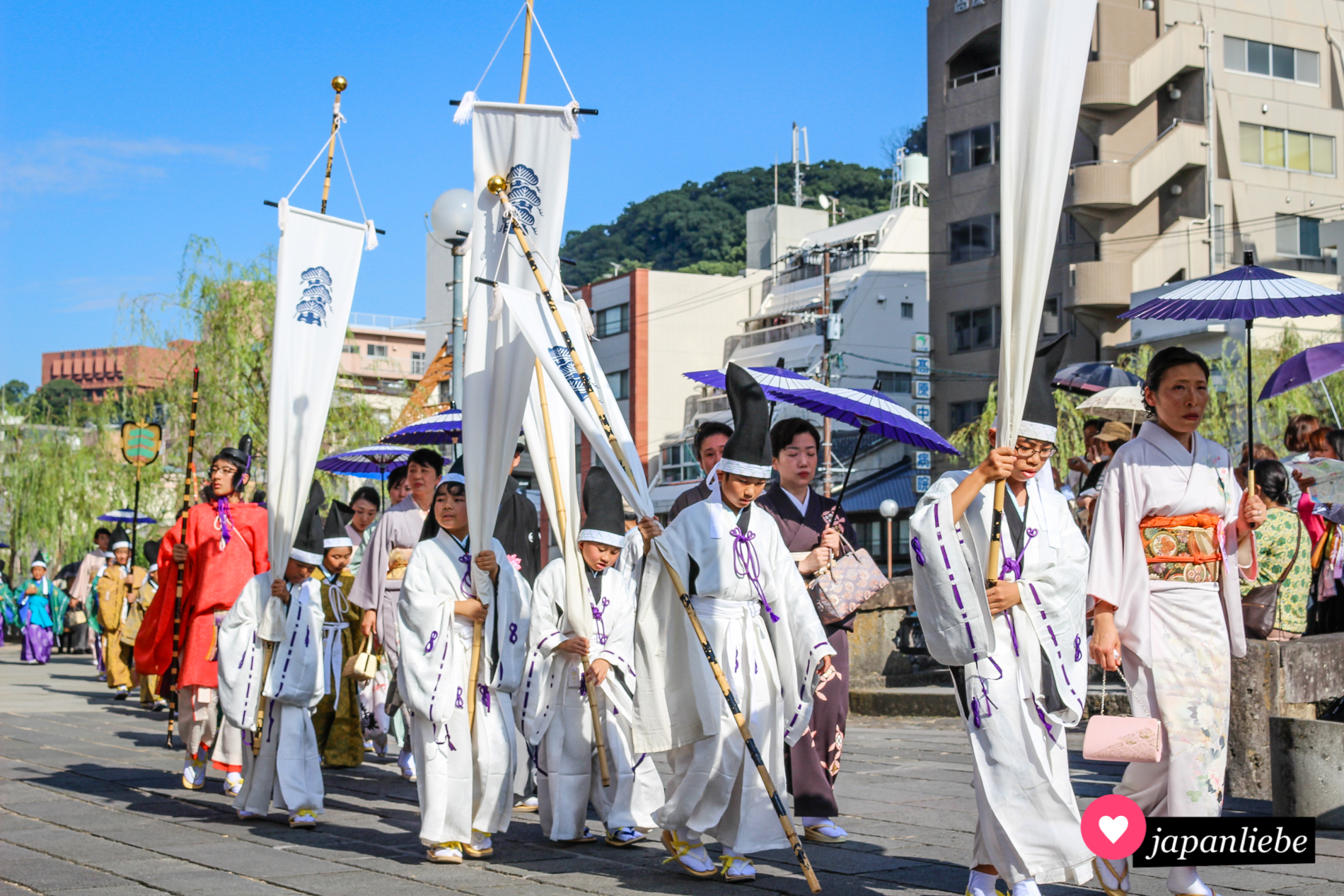 Jedes Jahr zeigen andere Gruppen beim Nagasaki Kunchi ihre Gewänder und Tänze.