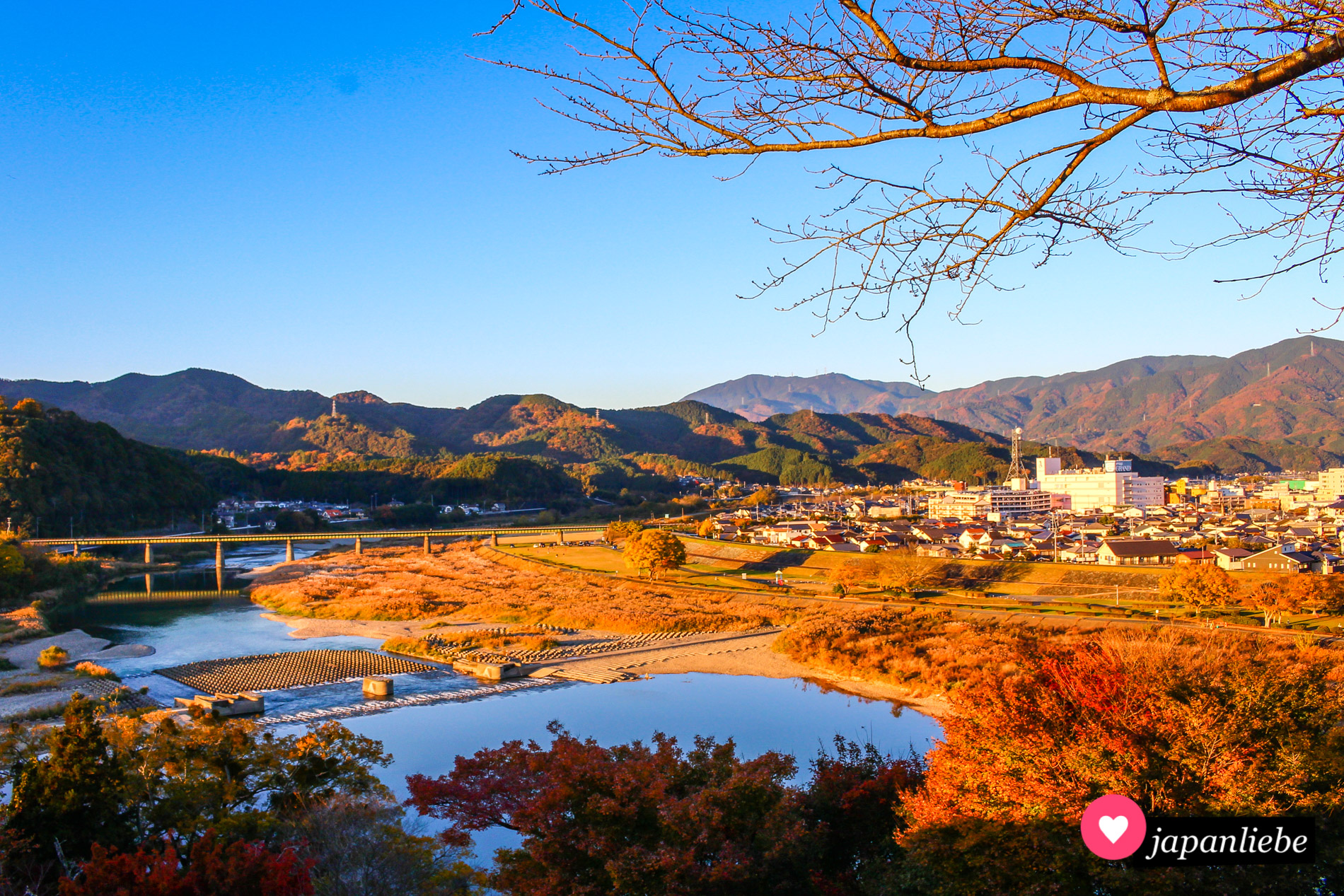 Der Ausblick von der Burg Ōzu aus über die herbstlich gefärbte Landschaft.