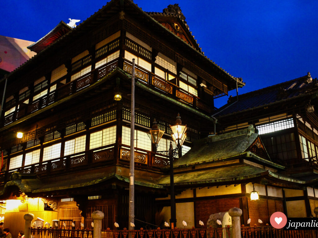 Das Dōgo Onsen Honkan-Badehaus bei Nacht.