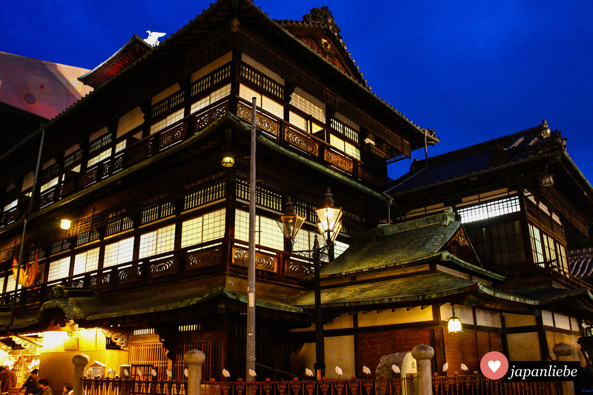 Das Dōgo Onsen Honkan-Badehaus bei Nacht.