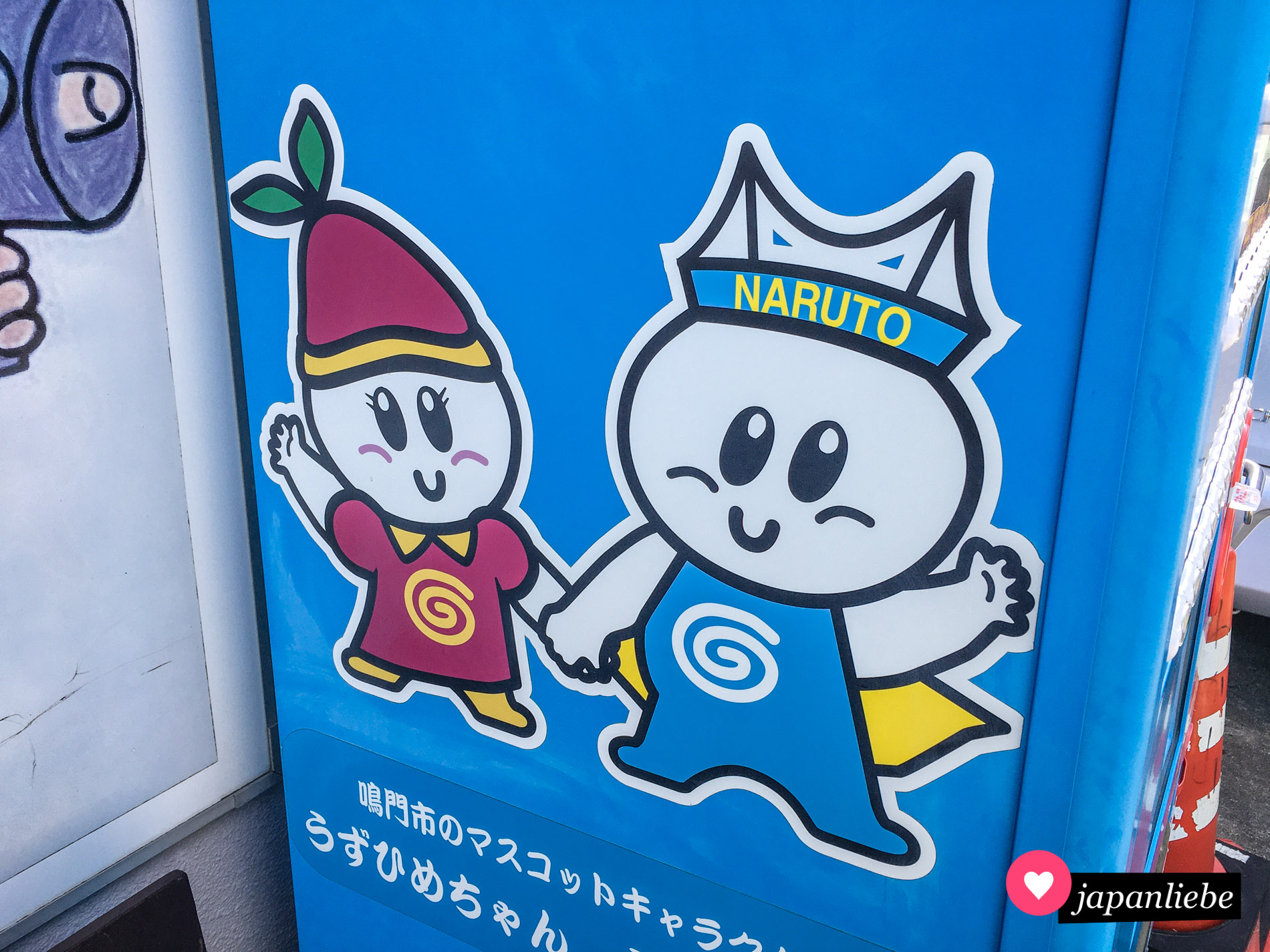 Die Maskottchen von Naruto stellen eine Süßkartoffel und die Ōnaruto-Brücke dar. Beide tragen einen angedeuteten Strudel als Zeichen auf dem Bauch.