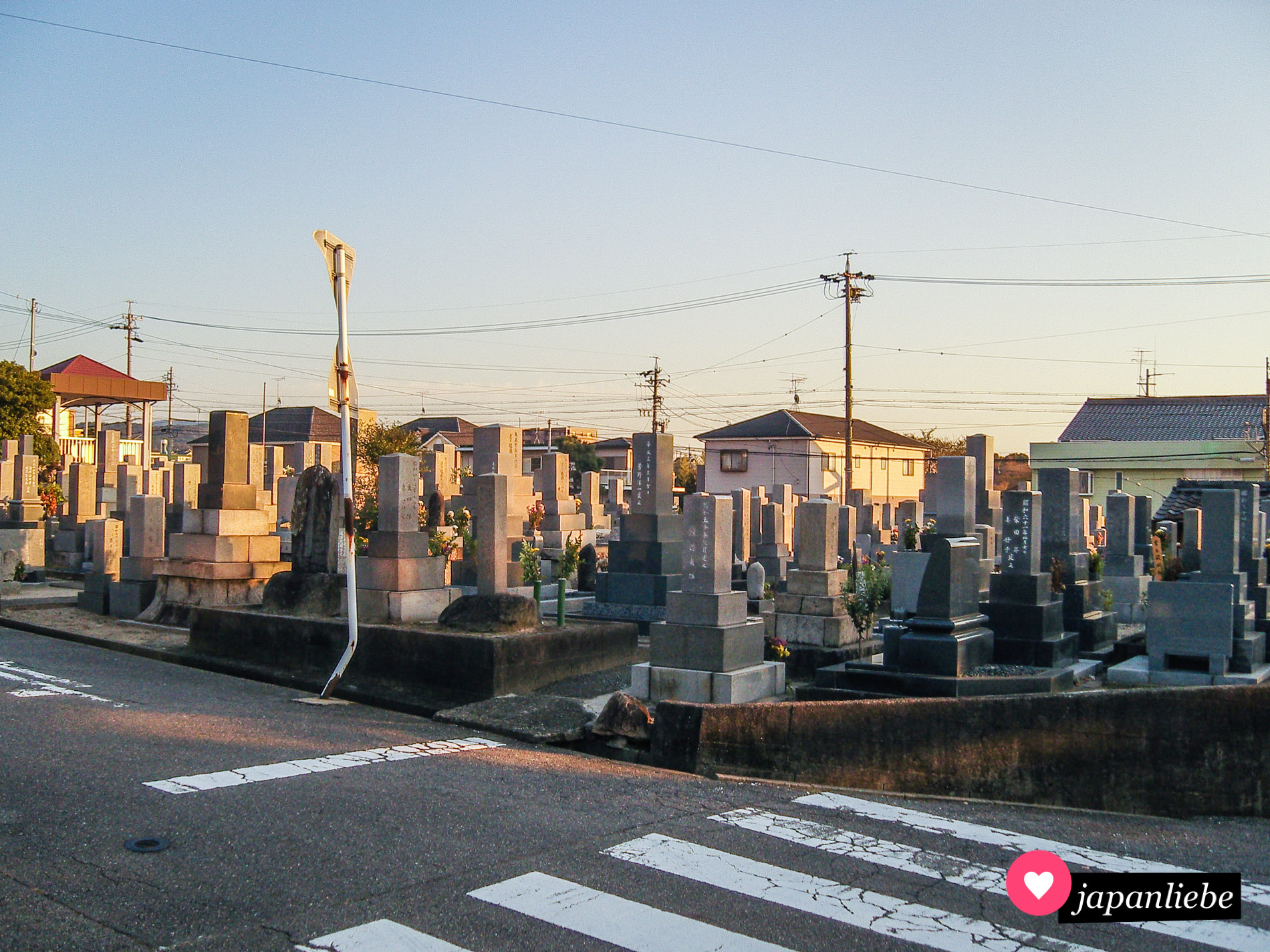 Dieser Friedhof in Okazaki liegt an vier Seiten umgeben von Straßen direkt in einem Wohngebiet.