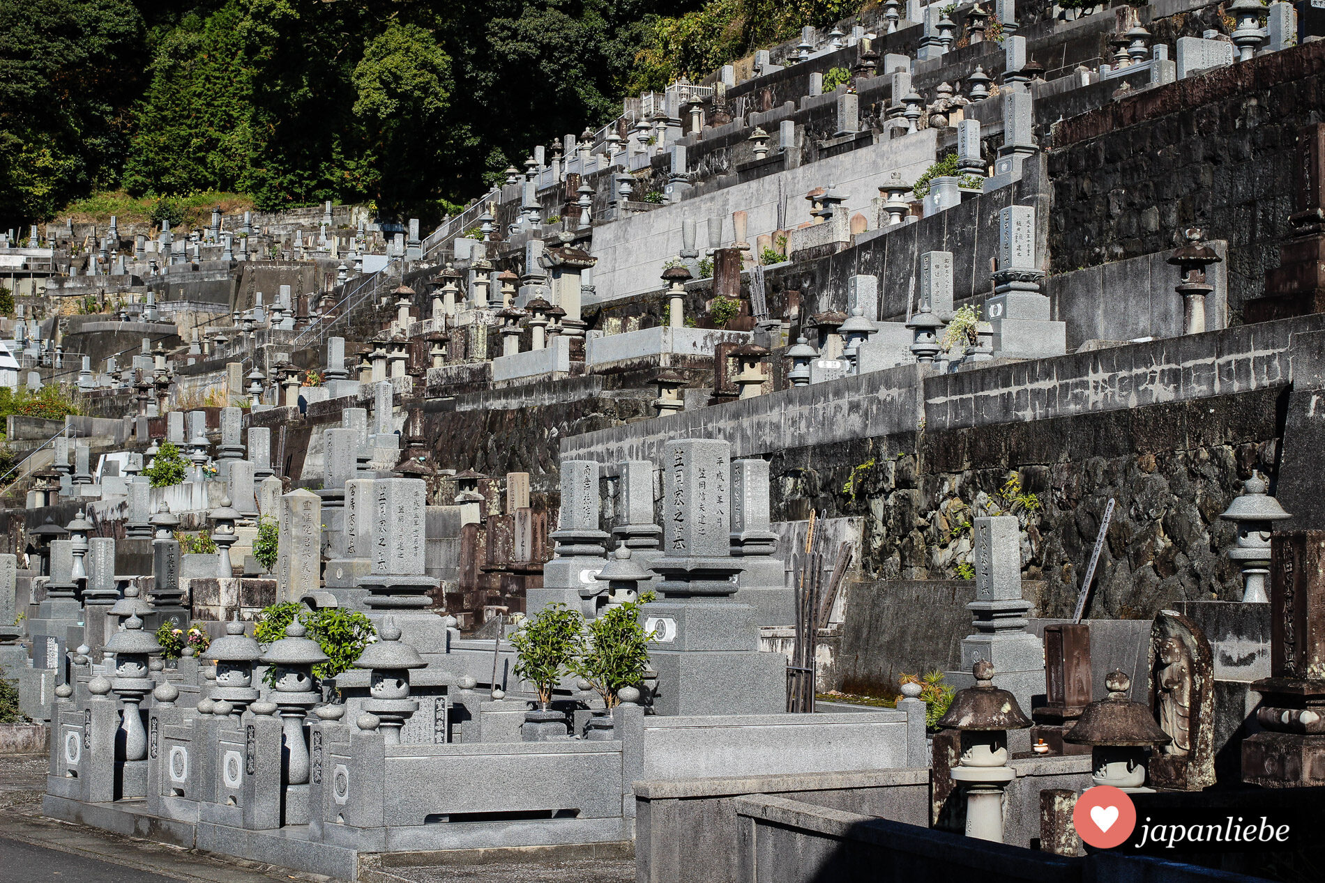 Ein Friedhof in der Stadt Uwajima, Japan.