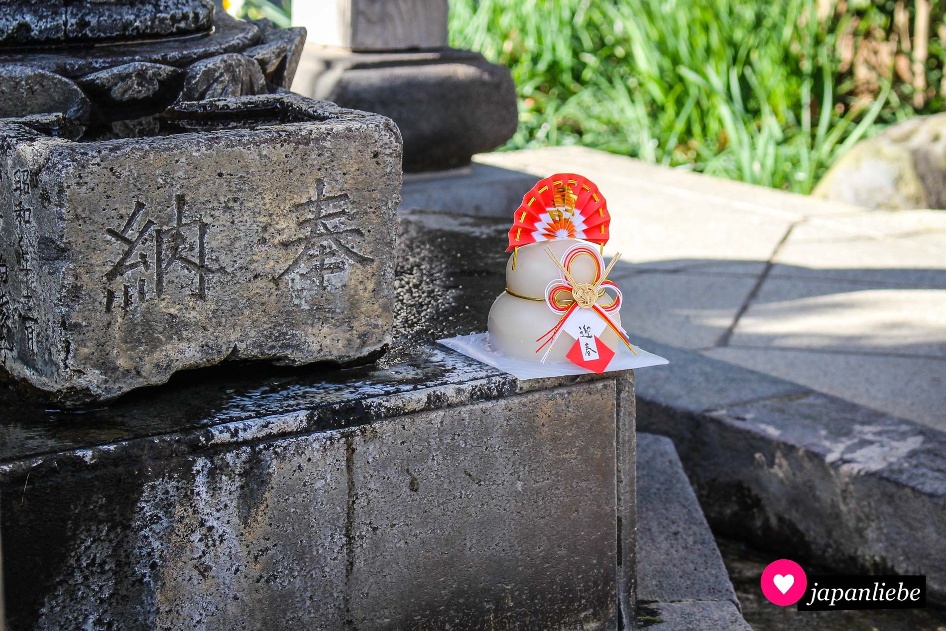 Spiegel-Reiskuchen ("kagami mochi") am Ryūkō-ji-Tempel in Enoshima.