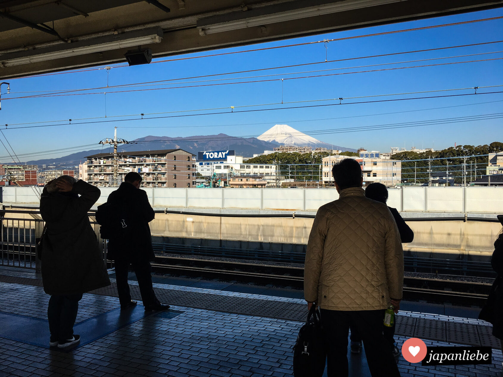 Ausblick auf den Fuji vom Bahnsteig des Bahnhof Mishima.