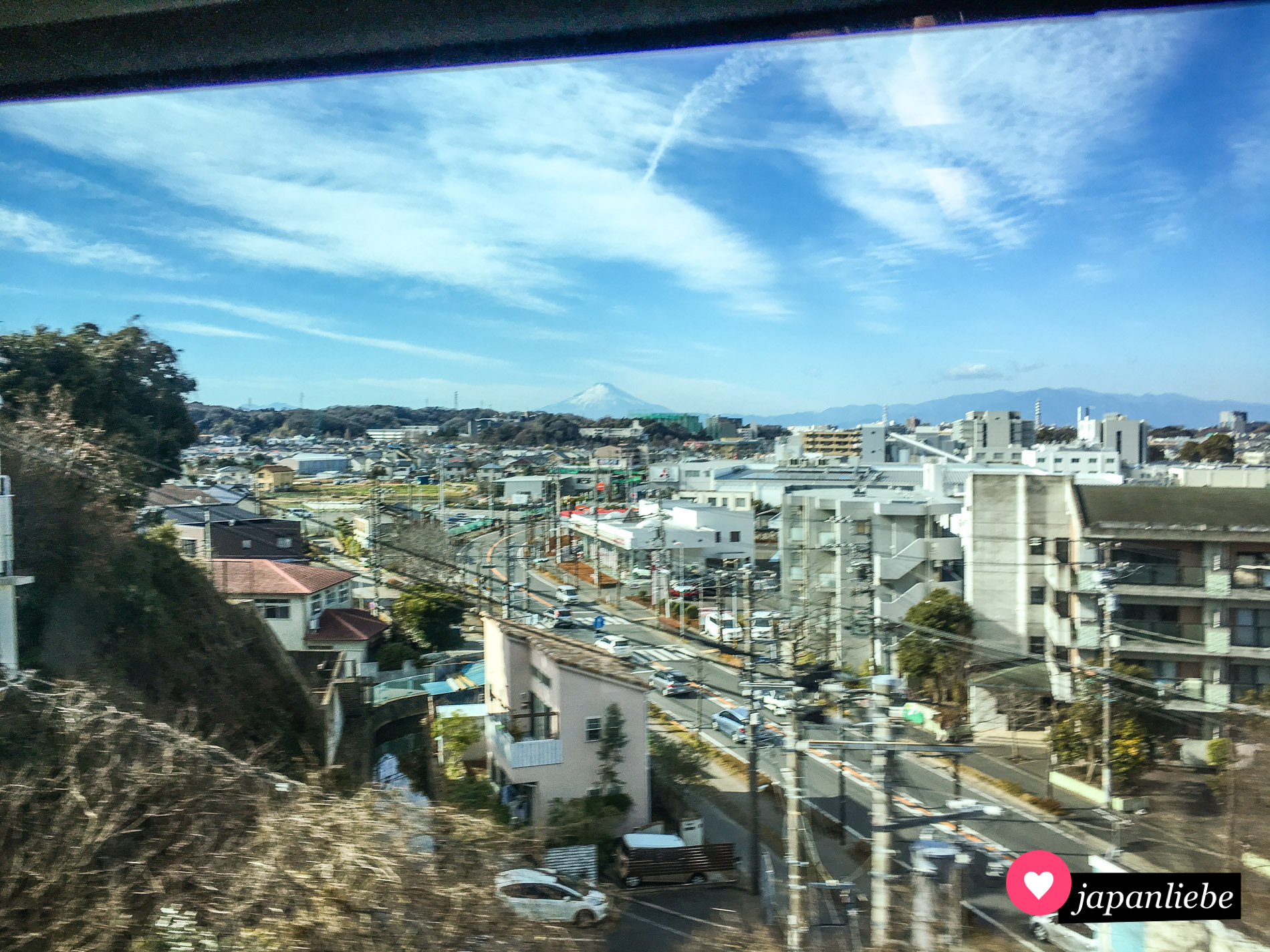 Bei klarem Wetter hat man Blick auf den Fuji aus der Shōnan Monorail zwischen Ōfuna und Enoshima.