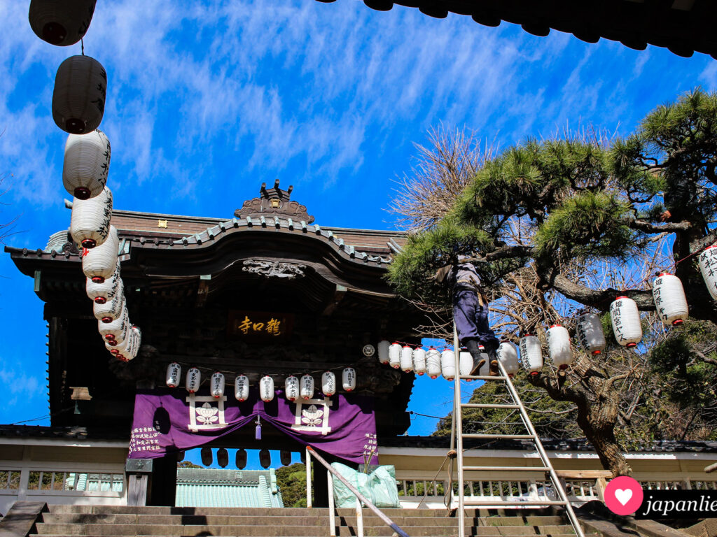 Am Kannon-ji-Tempel in Ōfuna wird kurz vor Jahreswechsel klar Schiff gemacht.