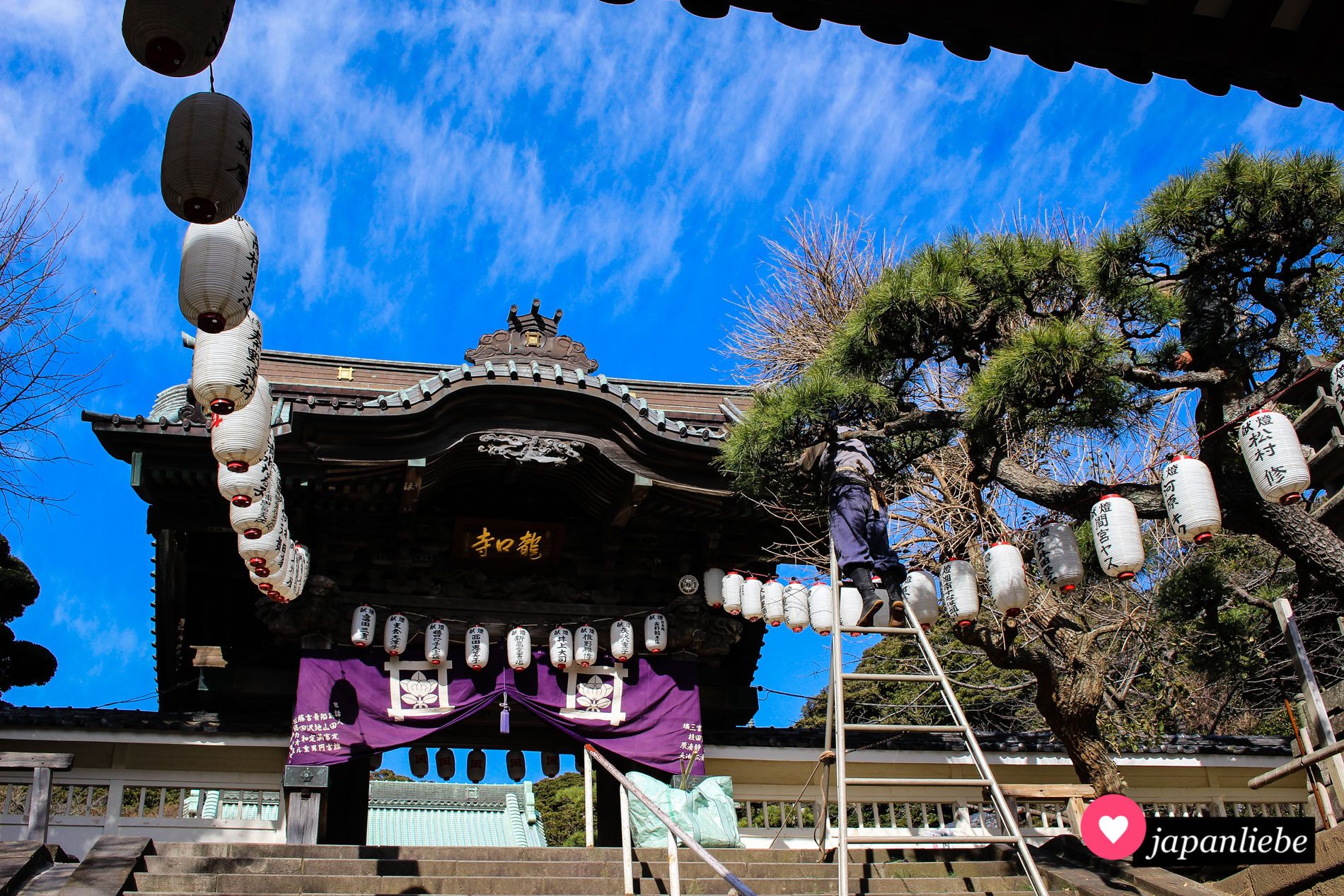 Am Kannon-ji-Tempel in Ōfuna wird kurz vor Jahreswechsel klar Schiff gemacht.