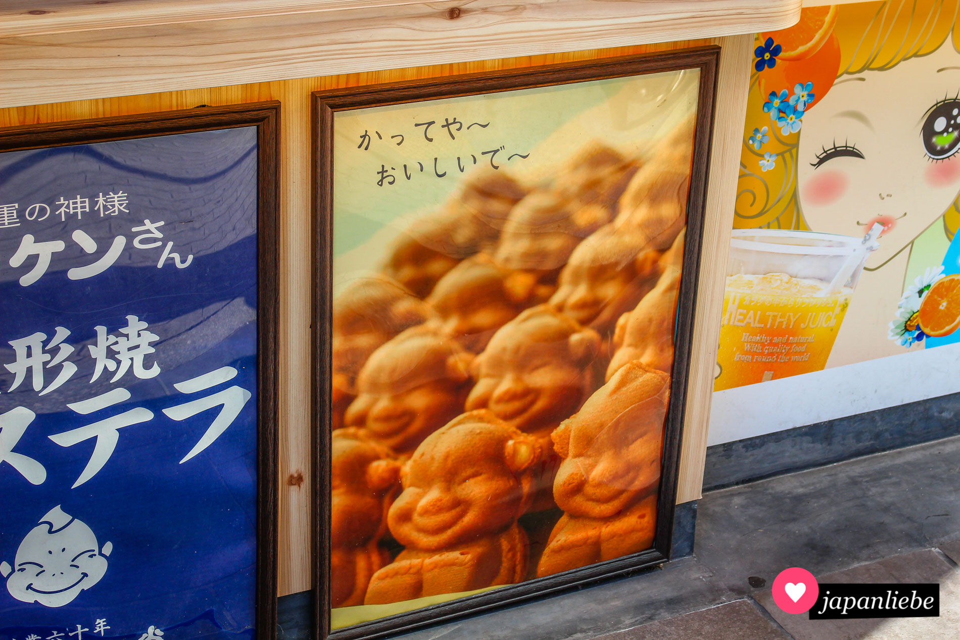 Ein Plakat in Shinsekai bewirbt das örtliche Maskottchen Billiken als essbare Variante.