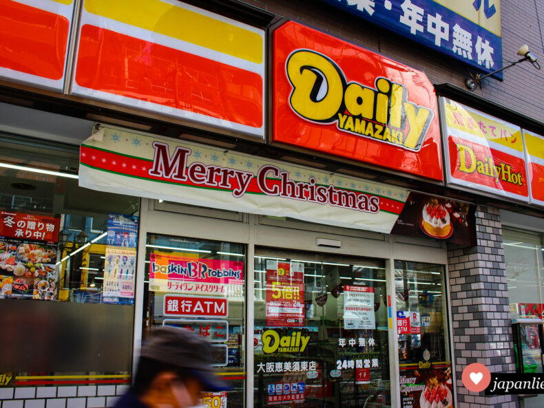 Ein Convenience Store bewirbt seine Weihnachtstorten mit einem "Merry Christmas"-Banner.