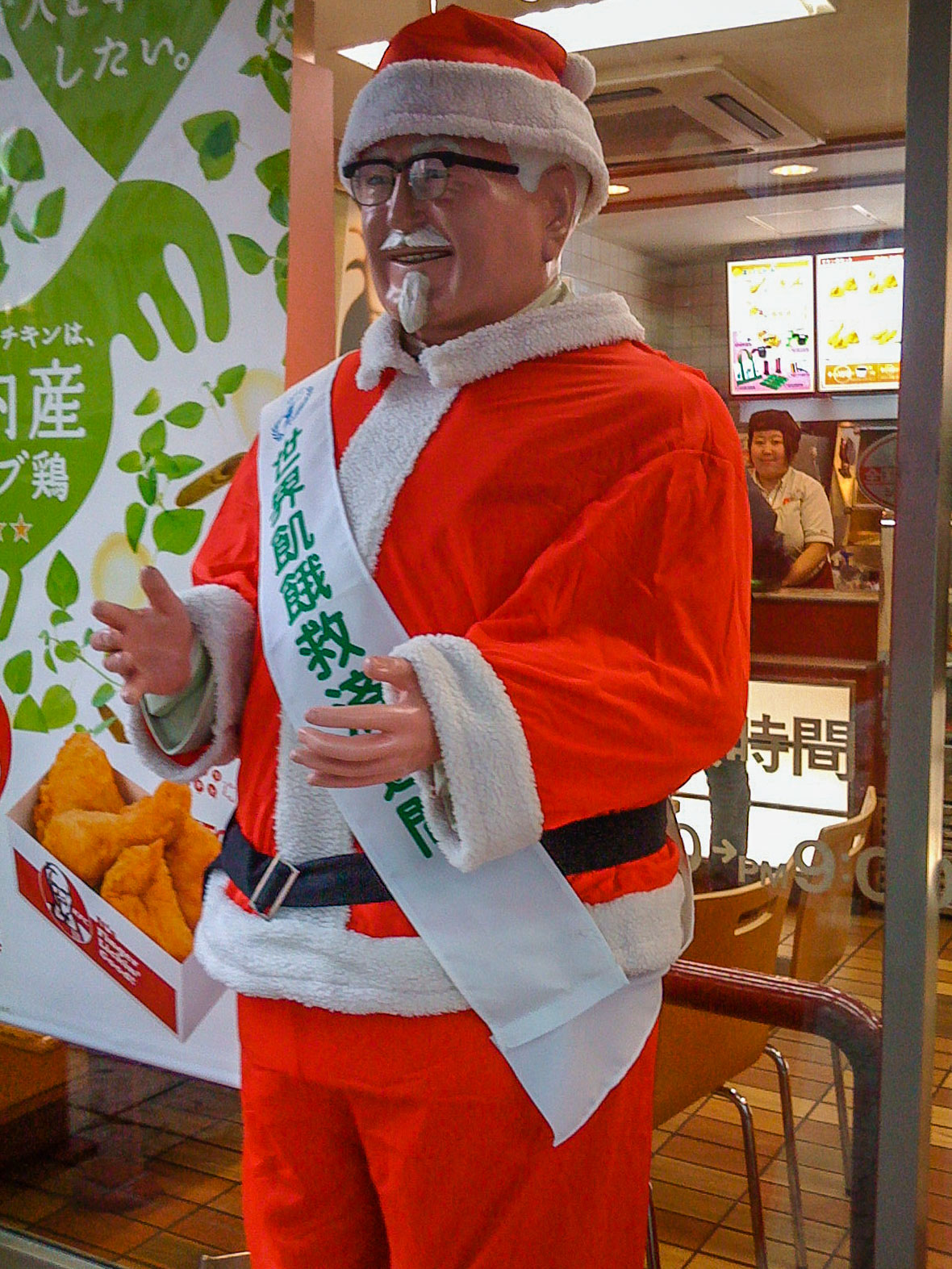Nein, nicht Santa Clause. Sondern Colonel Sanders von "Kentucky Fried Chicken". Wenn auch im weihnachtlichen Gewand. (Foto: Robert Sanzalone auf Flickr https://flic.kr/p/5BT8XU CC BY 2.0 https://creativecommons.org/licenses/by/2.0/)