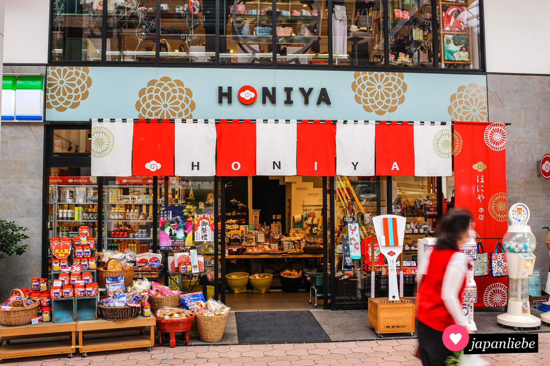 Die berühmte Yosakoi-Tanzgruppe „Honiya“ betreibt das ganze Jahr über einen Laden in der Einkaufspassage von Kōchi.