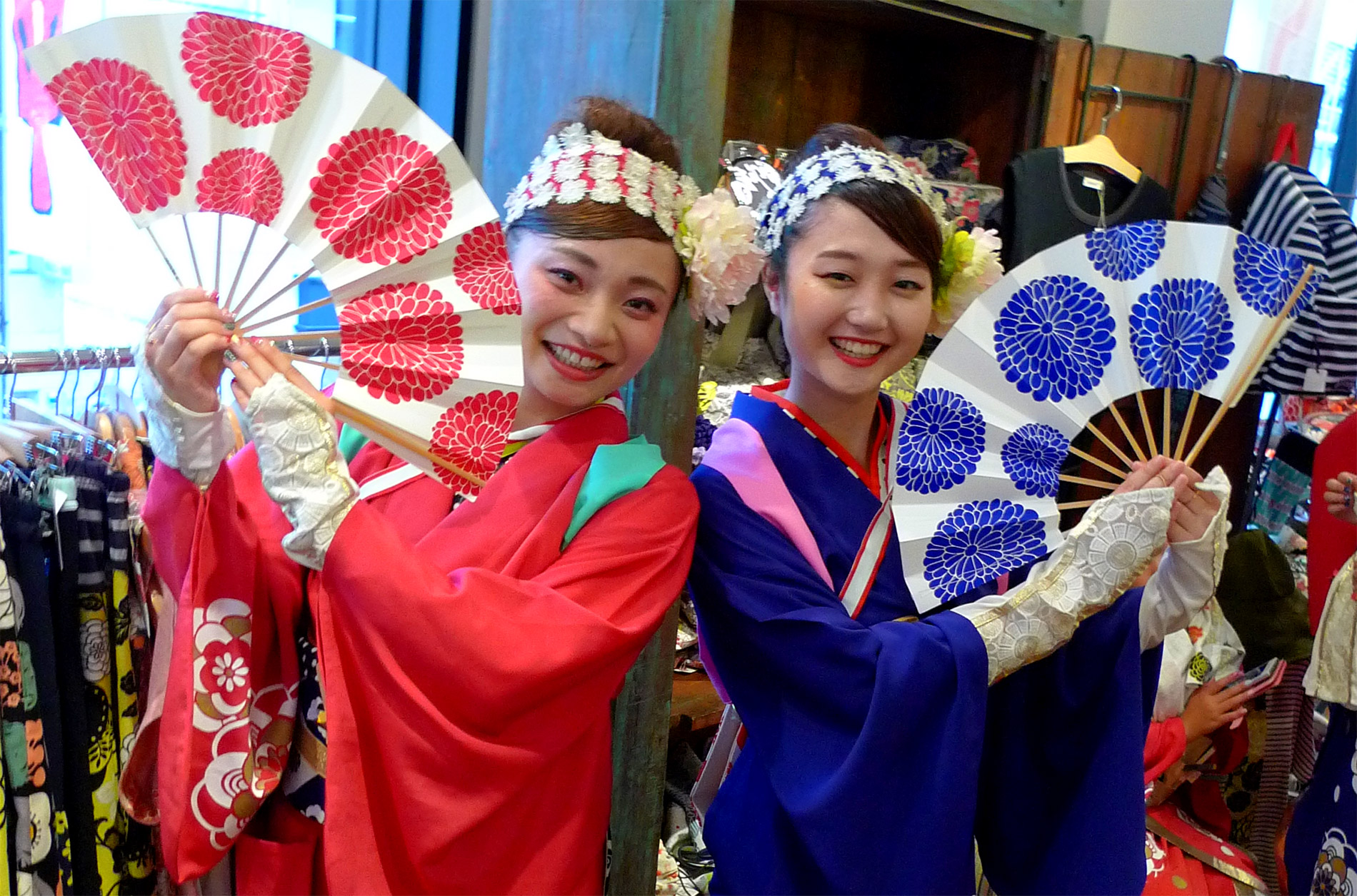 Zwei Mitarbeiterinnen im Laden der Yosakoi-Tanzgruppe „Honiya“ präsentieren farbenfrohe Kostüme und Accessoires. (Foto: Sakuramai Toronto auf Flickr https://flic.kr/p/Pz1EwF Public Domain https://creativecommons.org/publicdomain/zero/1.0/)
