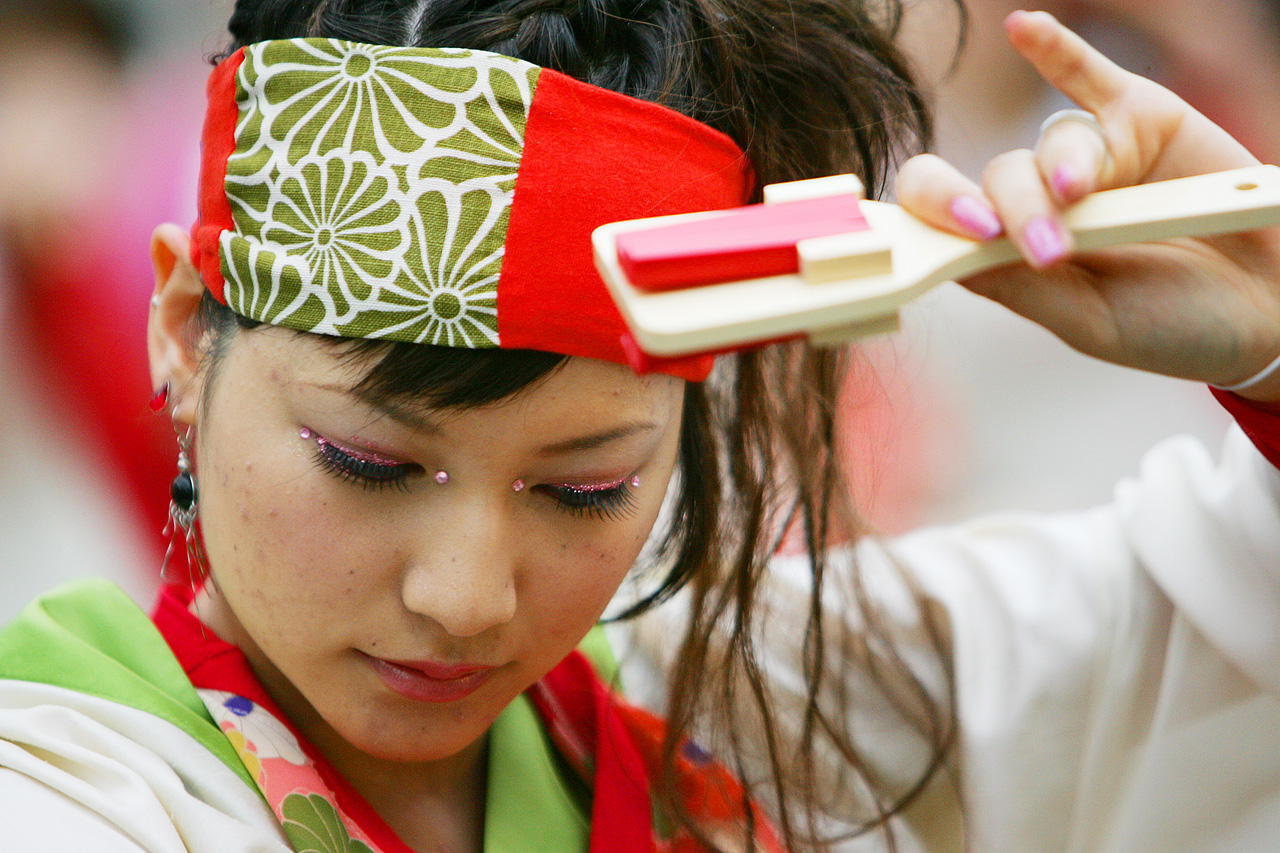 Traditionelle Muster und knallige Farben treffen bei den Kostümen der Yosakoi-Tänzer aufeinander. Ein Muss: die Verwendung einer naruko-Rassel. (Foto: 工房 やまもも auf Flickr https://flic.kr/p/8jQzCn CC BY 2.0 https://creativecommons.org/licenses/by/2.0/)
