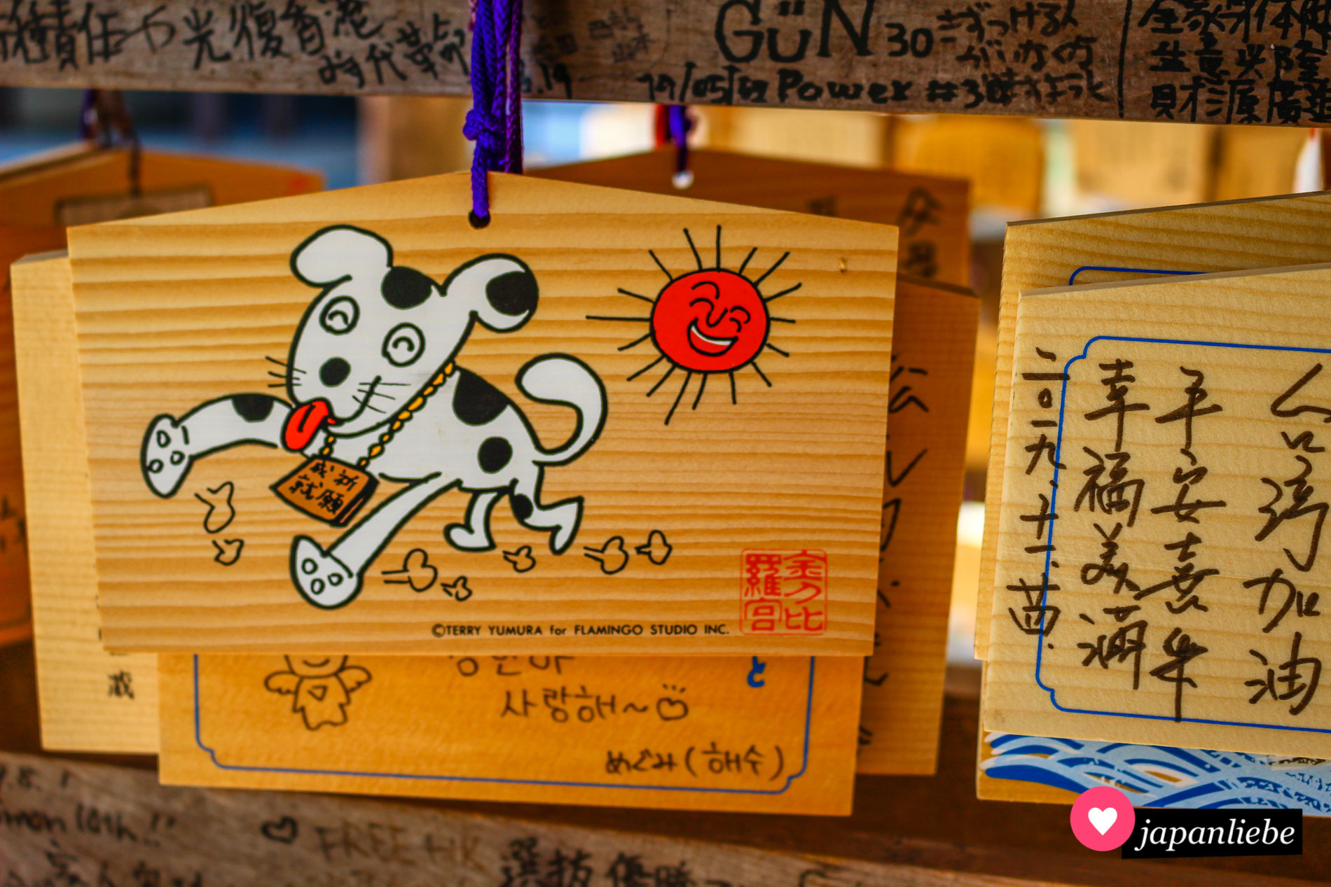 Selbst einige ema-Wunschtafeln am Konpira-san haben einen Hund als Motiv.