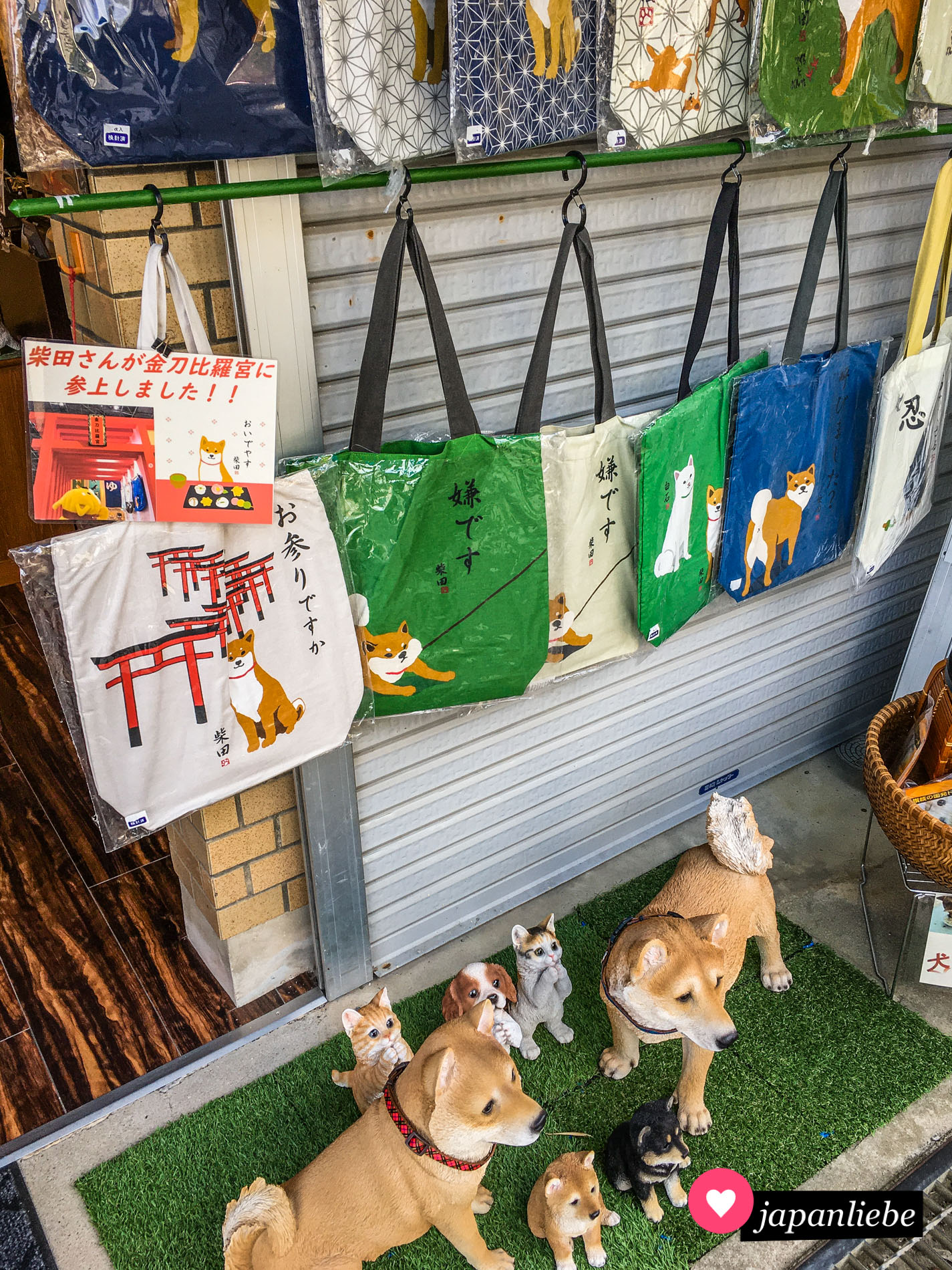 Ein Geschäft verkauft Hunde-Merchandise.