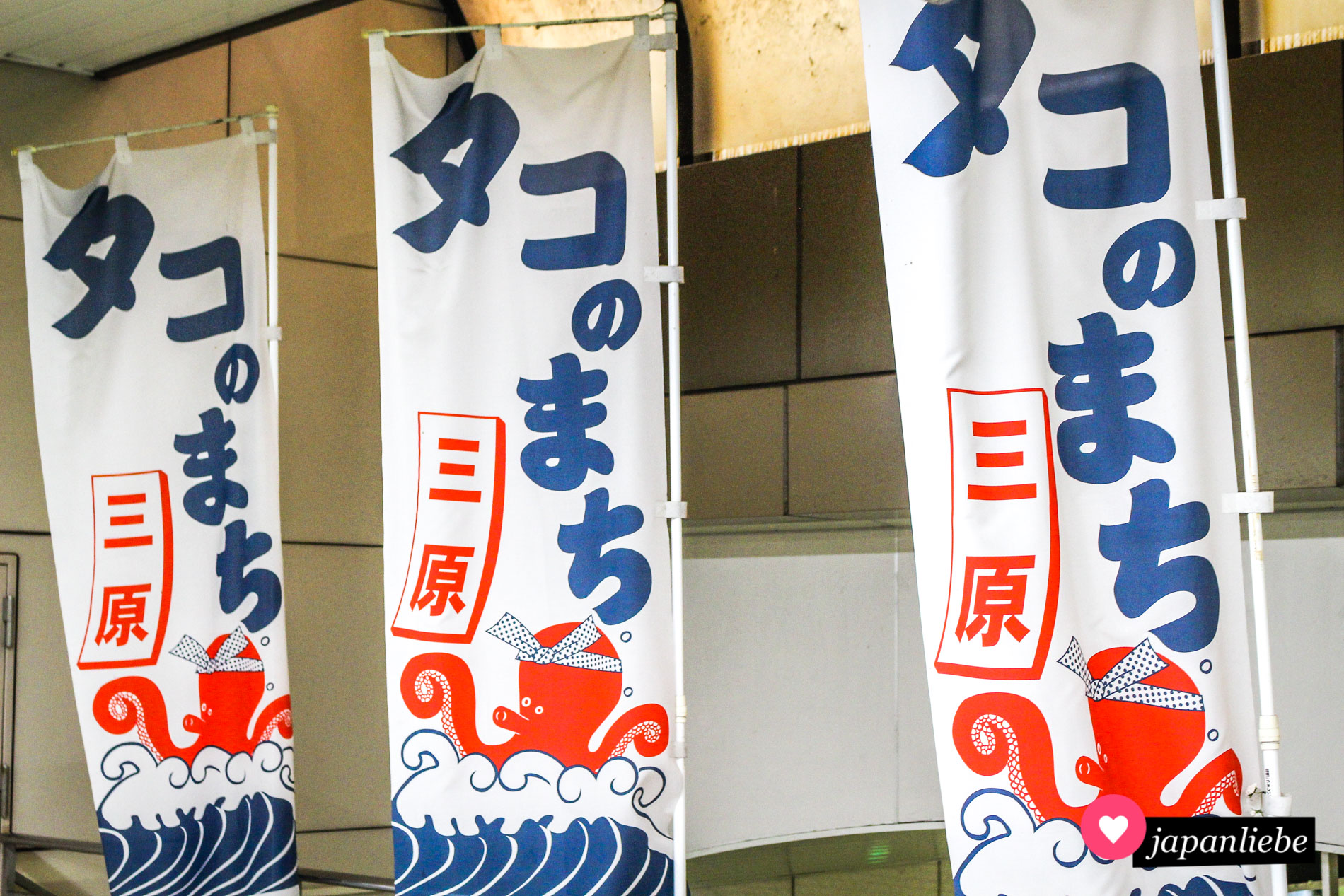 Mihara in der Präfektur Hiroshima ist als Kraken-Stadt bekannt. Diese Flaggen besagen genau dies. Die dargestellten Oktopoden tragen Stirnbänder im japanischen Stil.